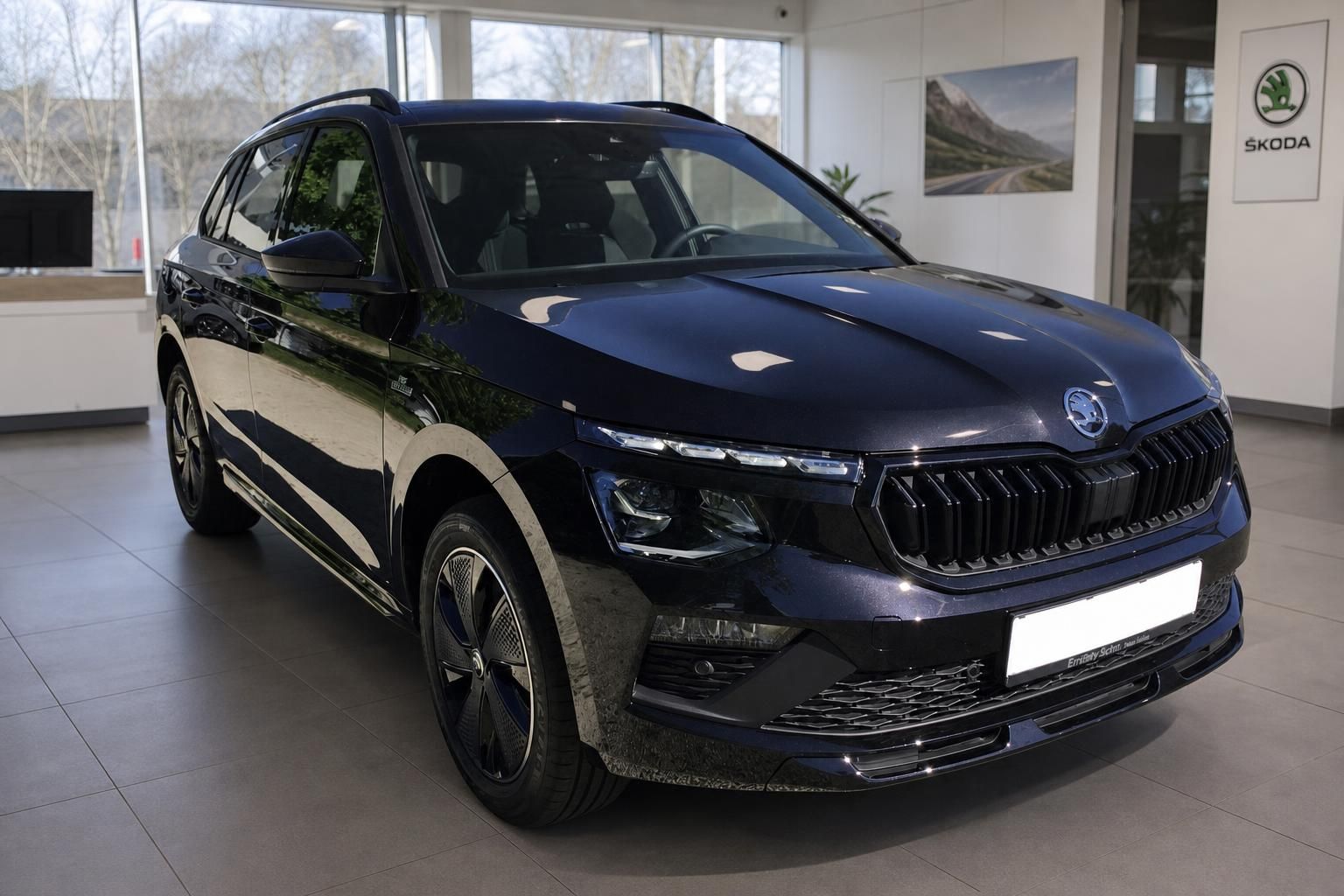 Škoda Kamiq SUV in Dunkelblau metallic – Frontansicht im Autohaus Showroom