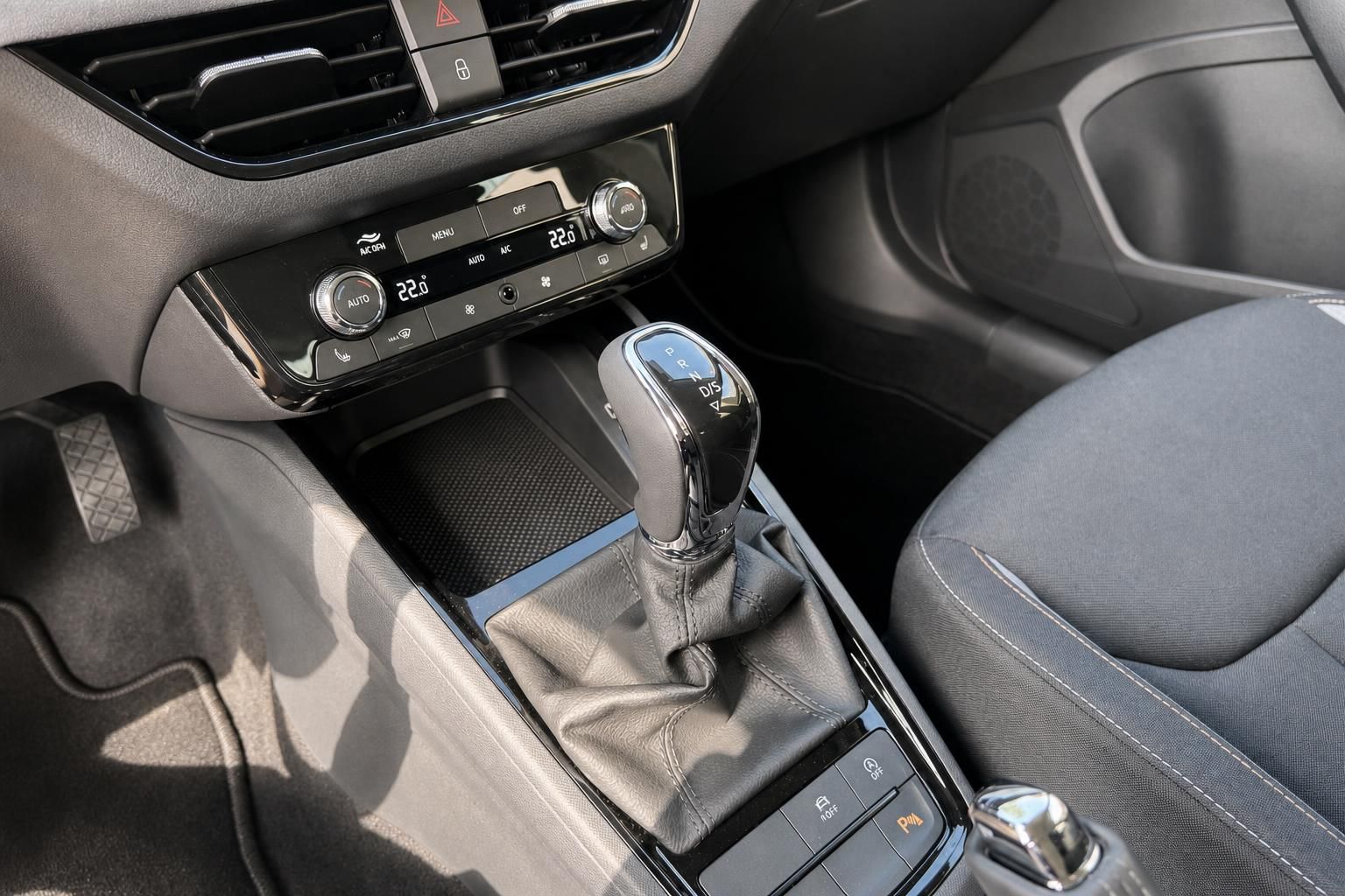 Fahrzeug Innenraum mit Automatikgetriebe-Schalthebel und Klimaautomatik-Bedieneinheit