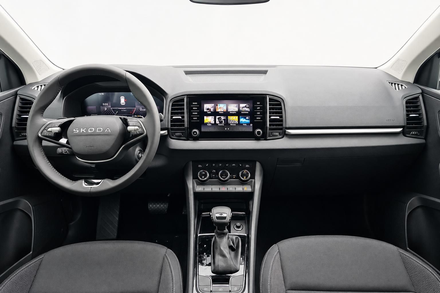 Skoda Innenraum mit Cockpit, Lenkrad und Touchscreen-Infotainment