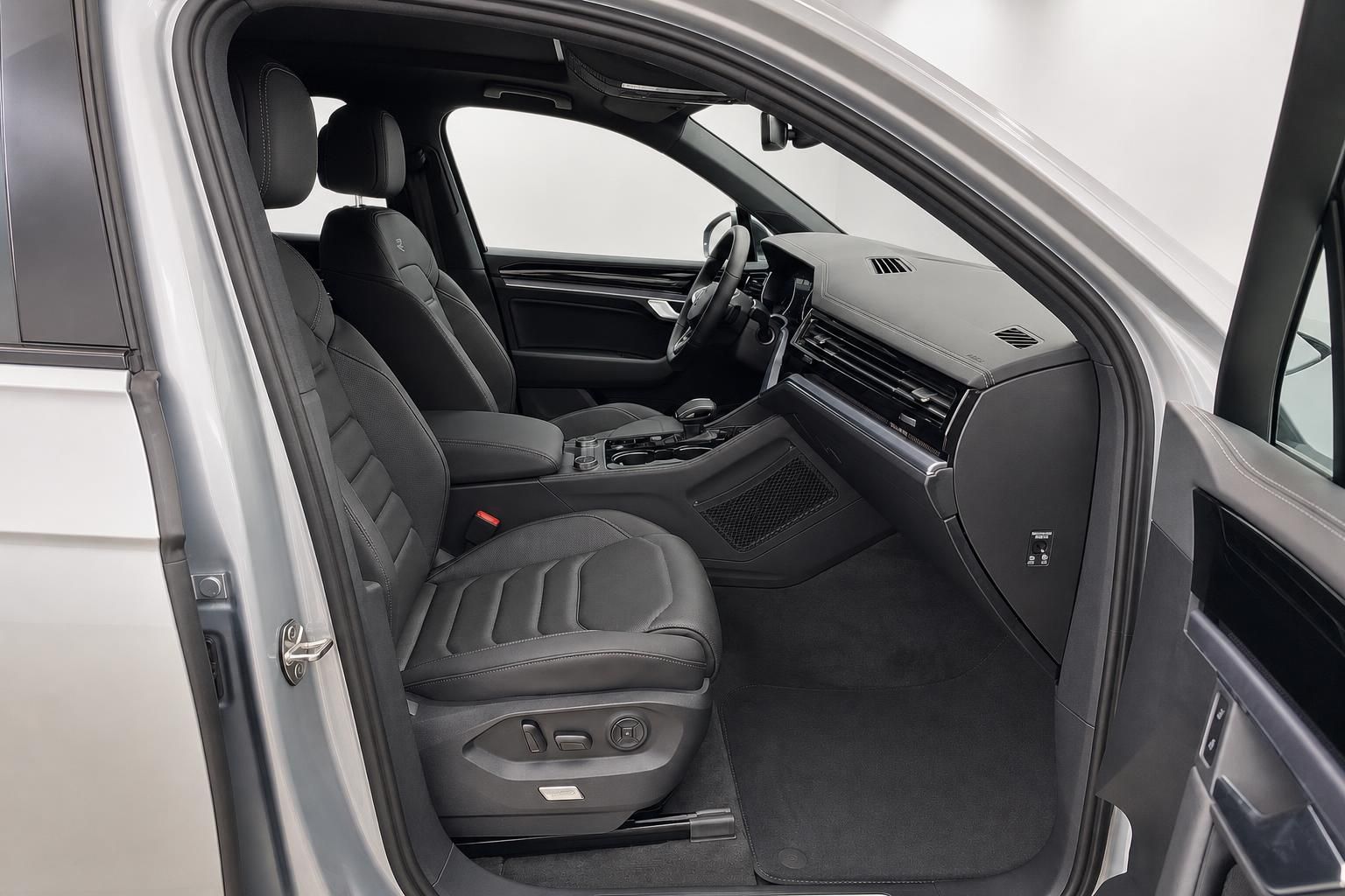 Innenraum VW SUV mit schwarzer Lederausstattung und Cockpit Detailansicht