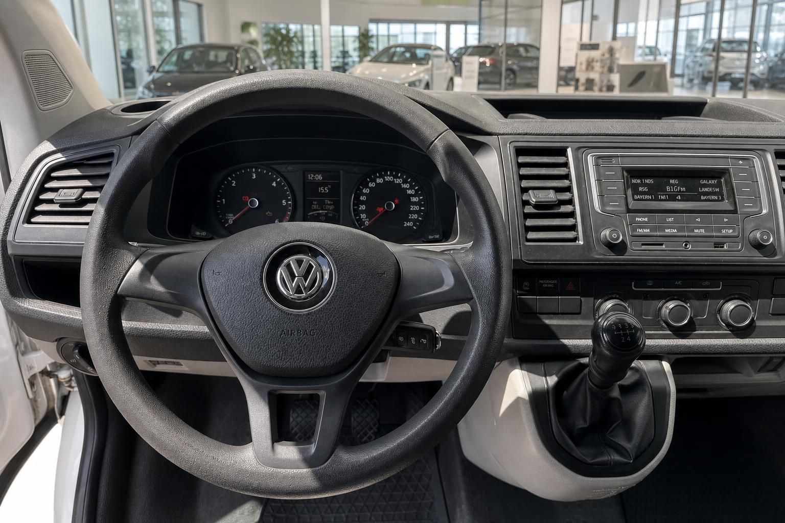 VW Transporter T6 Innenraum – Lenkrad, Armaturenbrett, Schaltgetriebe und Radio im Cockpit