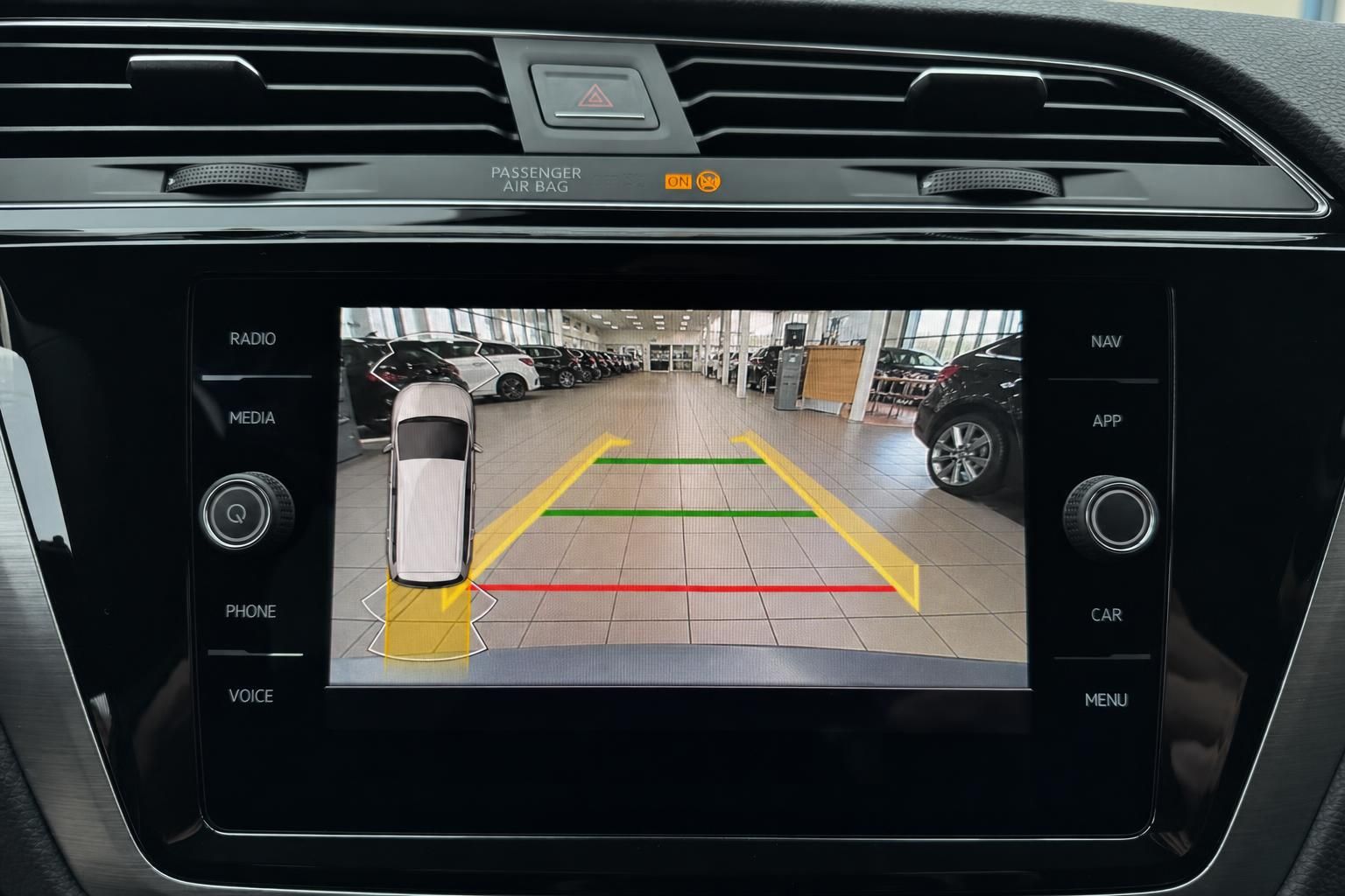 VW Infotainment-Display mit Rückfahrkamera und Einparkhilfe-Anzeige im Fahrzeuginnenraum