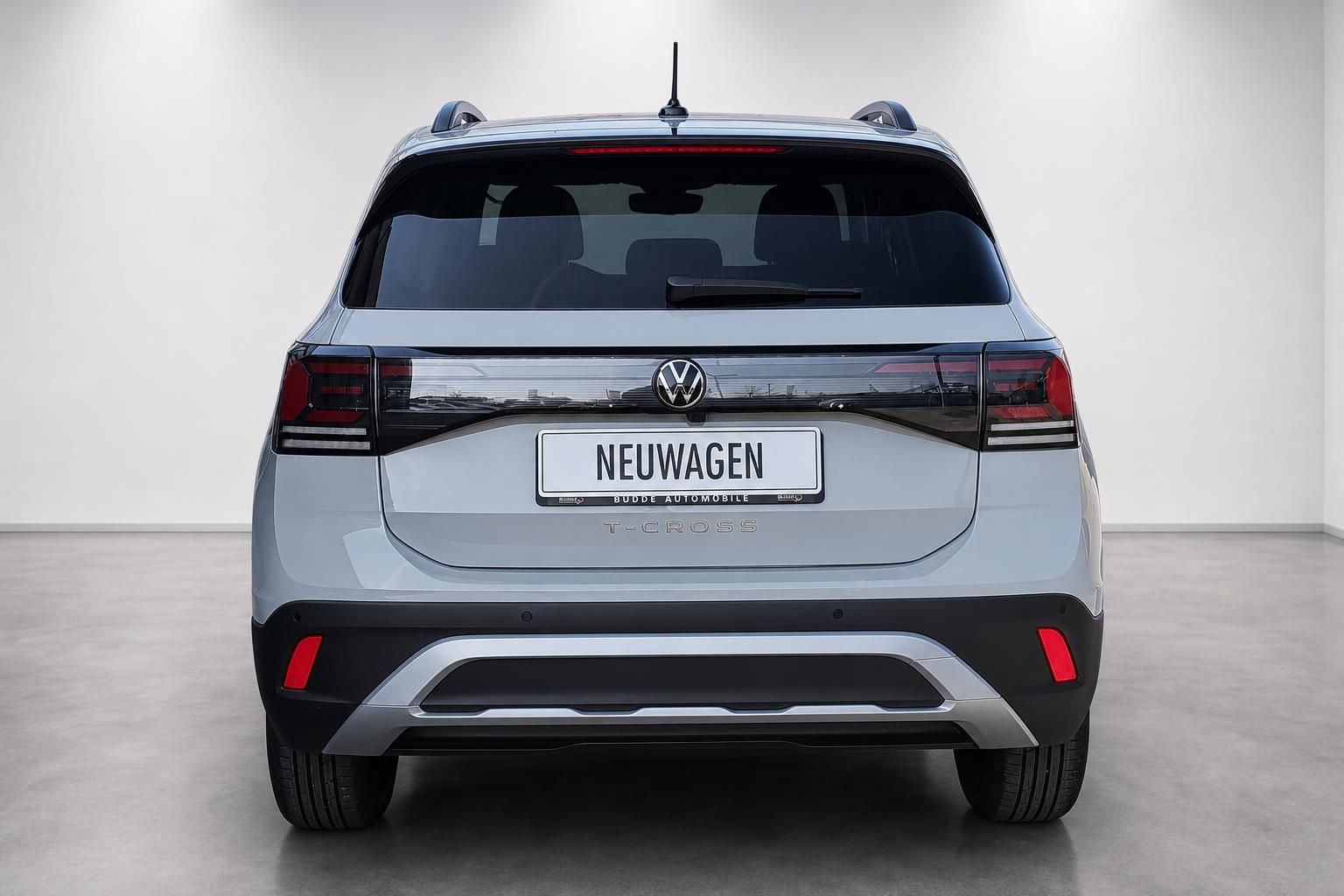 VW T-Cross Neuwagen in Hellblau, Heckansicht im Studio