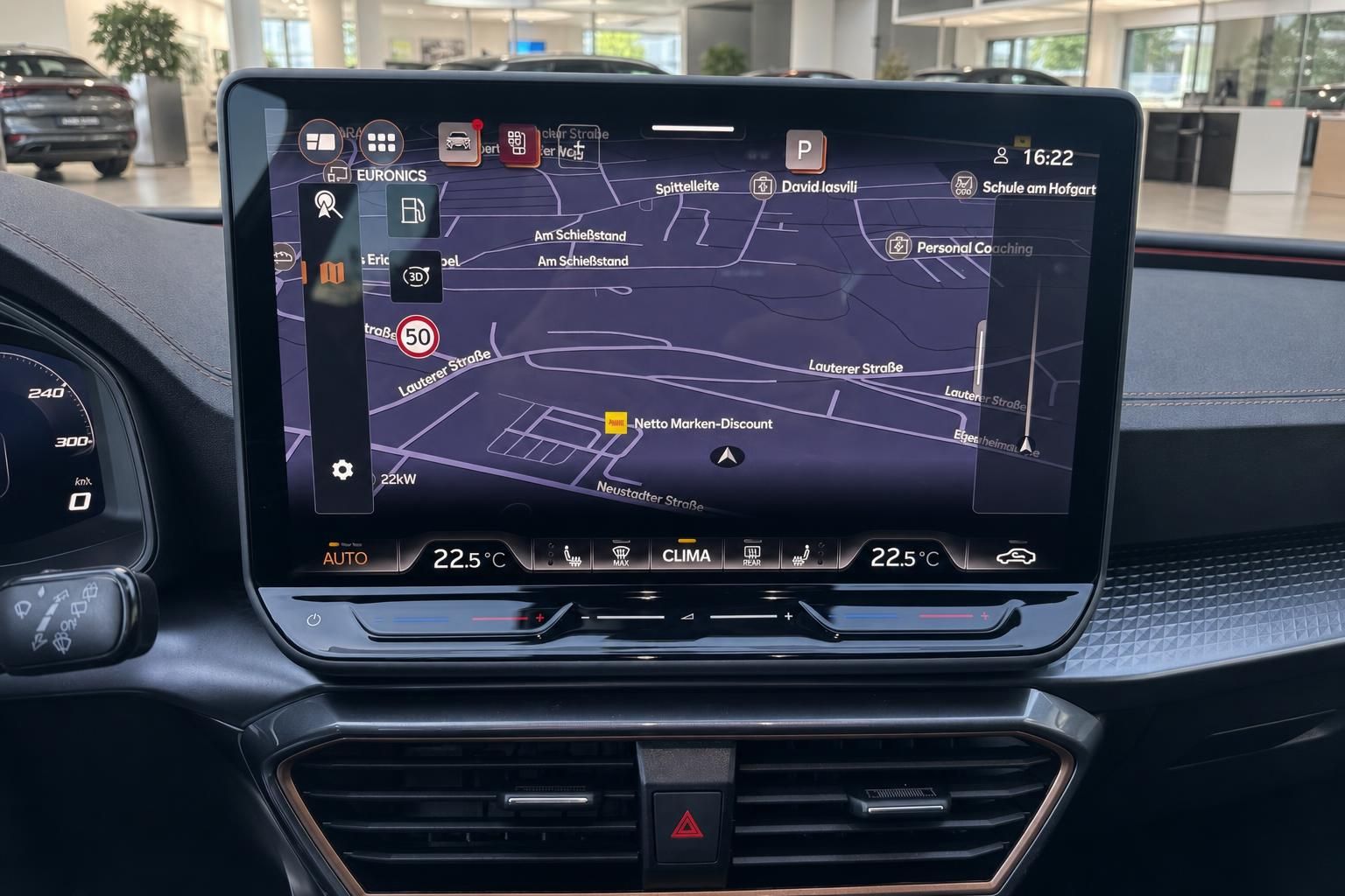 Fahrzeug Innenraum mit Navigationssystem und Klimasteuerung auf dem Touchscreen-Display