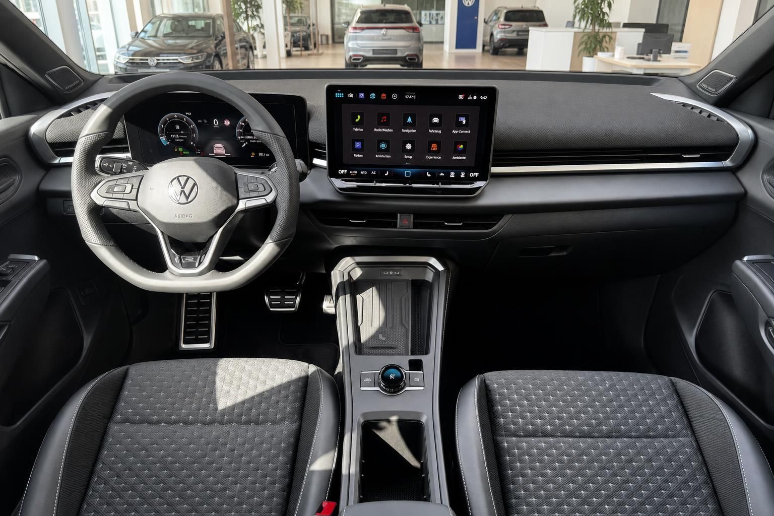 VW Innenraum Cockpit mit Lenkrad, Touchscreen und Mittelkonsole – modernes Fahrzeuginterieur