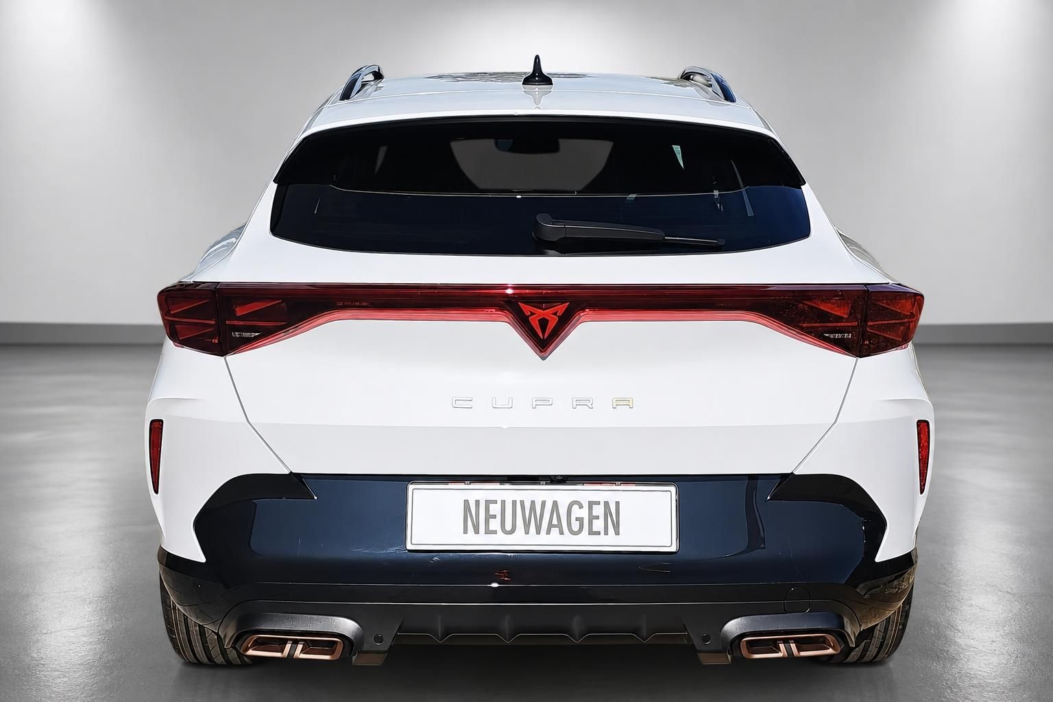 Cupra Kombi in Weiss, Heckansicht mit markanter LED-Leuchtenleiste