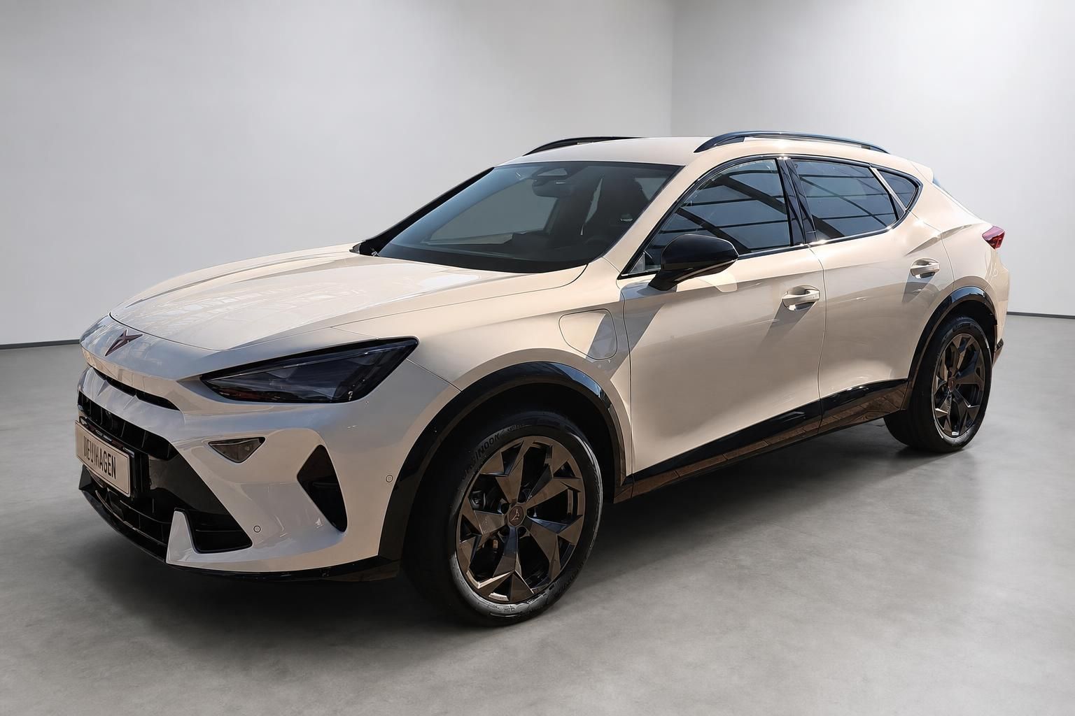 Cupra Formentor SUV in Beige-Metallic, Frontansicht seitlich im Studio