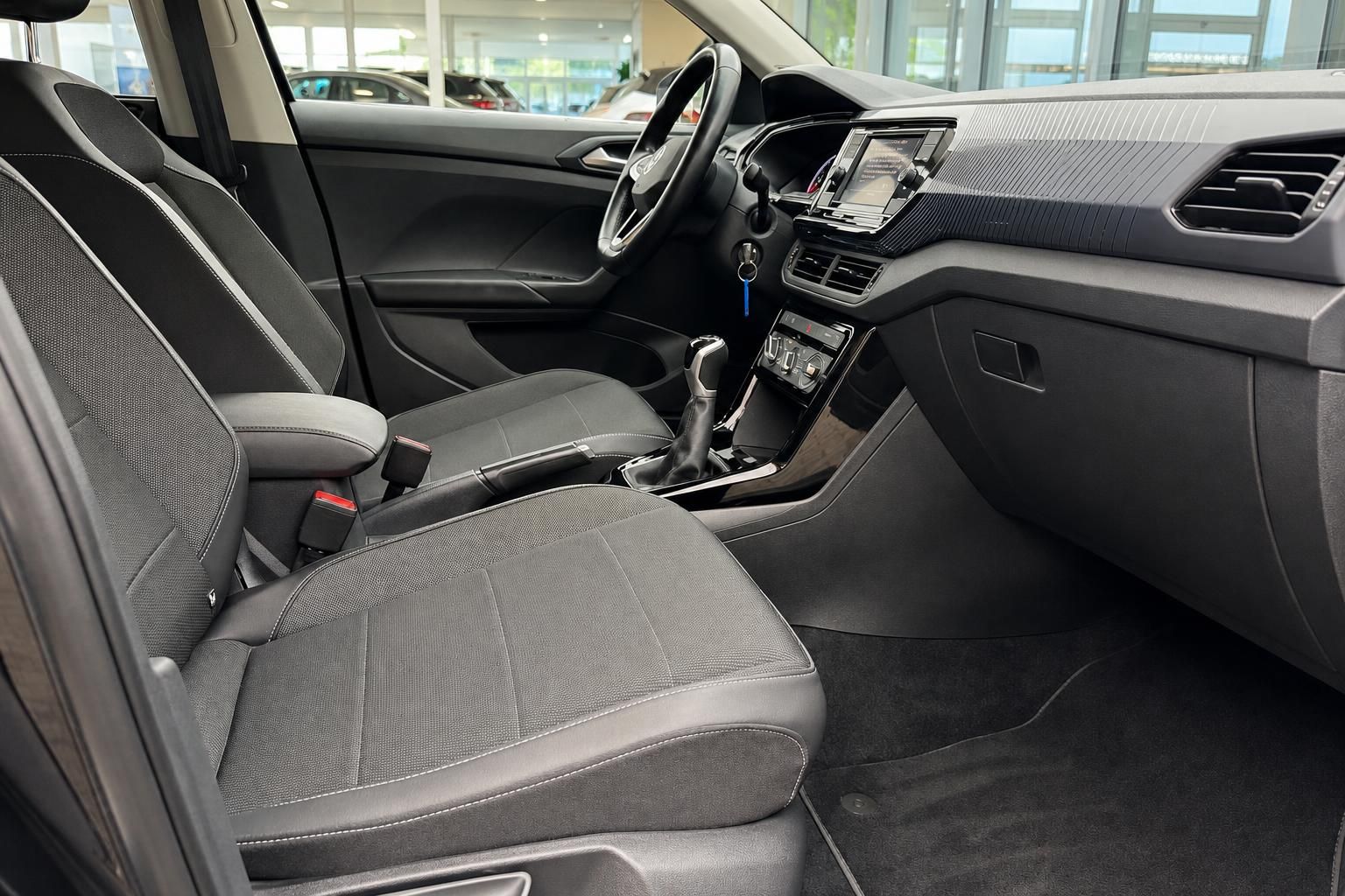 VW T-Cross Innenraum – Vordersitze, Mittelkonsole mit Schalthebel und Touchscreen-Infotainment