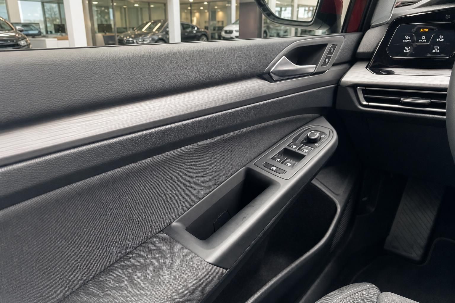 VW Fahrzeuginnenraum Fahrertür mit elektrischen Fensterhebern, Türverkleidung und Klimabedienfeld