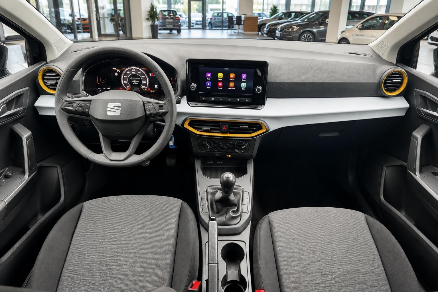 SEAT Ibiza Innenraum mit Lenkrad, Touchscreen-Infotainment und Schaltgetriebe in grauem Stoffinterieur