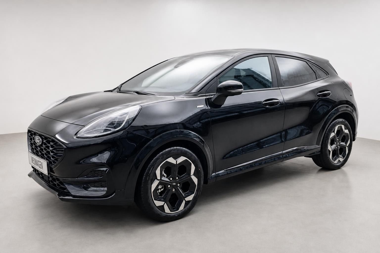Ford Puma schwarz Neuwagen Frontansicht Studiofoto