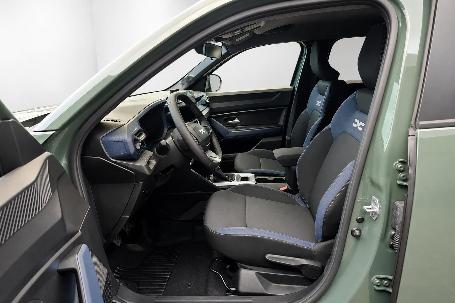 Innenraum eines gruenen SUV mit schwarz-blauen Sportsitzen und Cockpit
