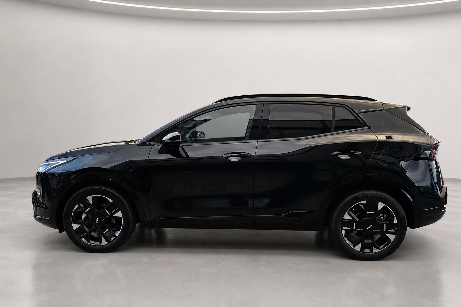 Kia SUV in Schwarz metallic, Seitenansicht im Studio