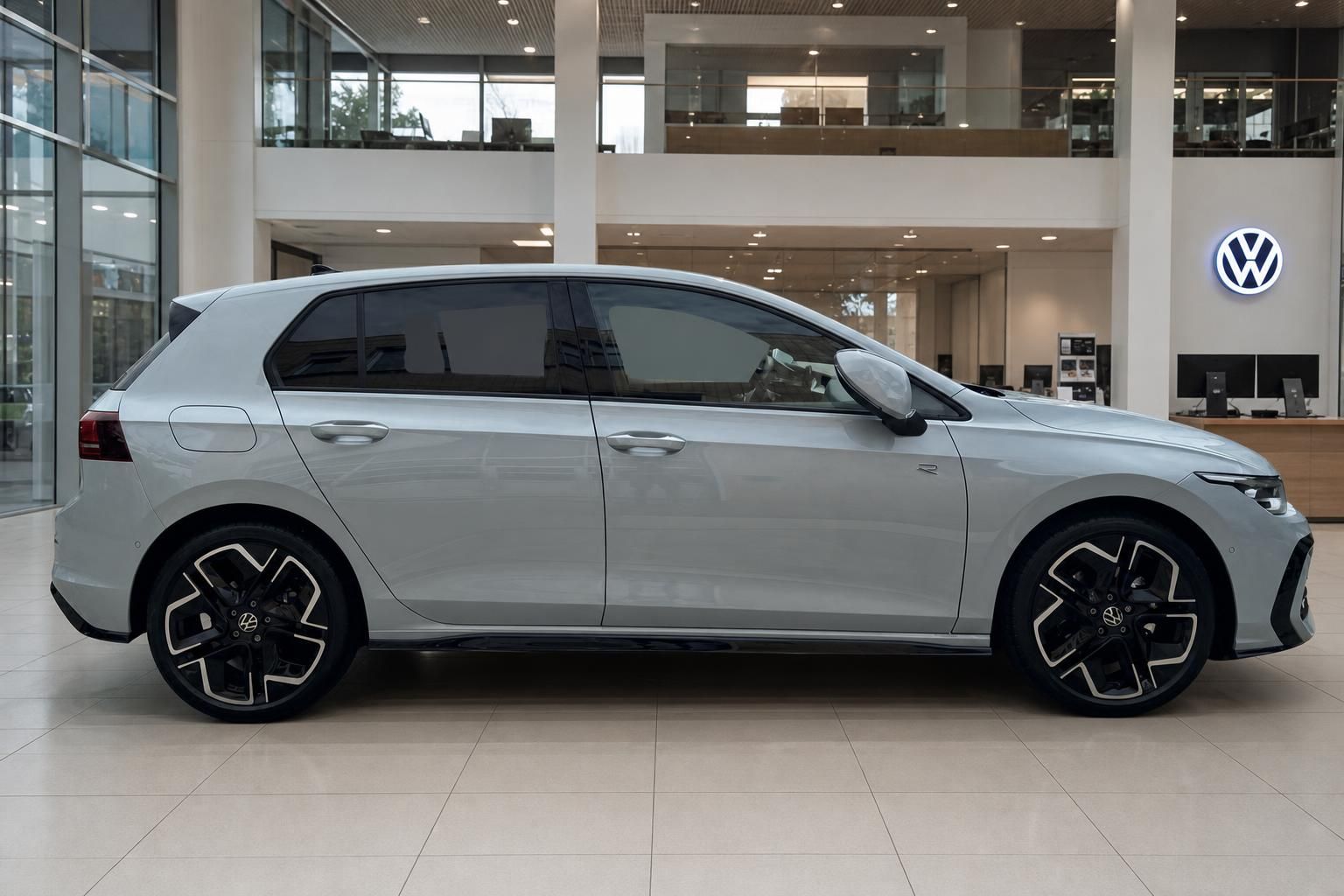 VW Golf R 8 Silber Seitenansicht im Autohaus – sportlicher Kompaktwagen mit schwarzen Leichtmetallfelgen