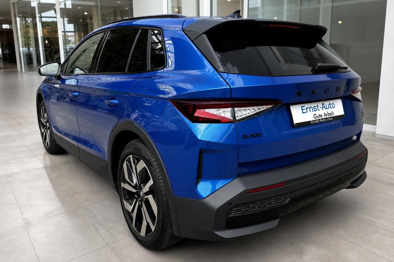 Skoda Elroq SUV in Blau – Heckansicht im Autohaus, sportliches Design mit schwarzem Dachspoiler