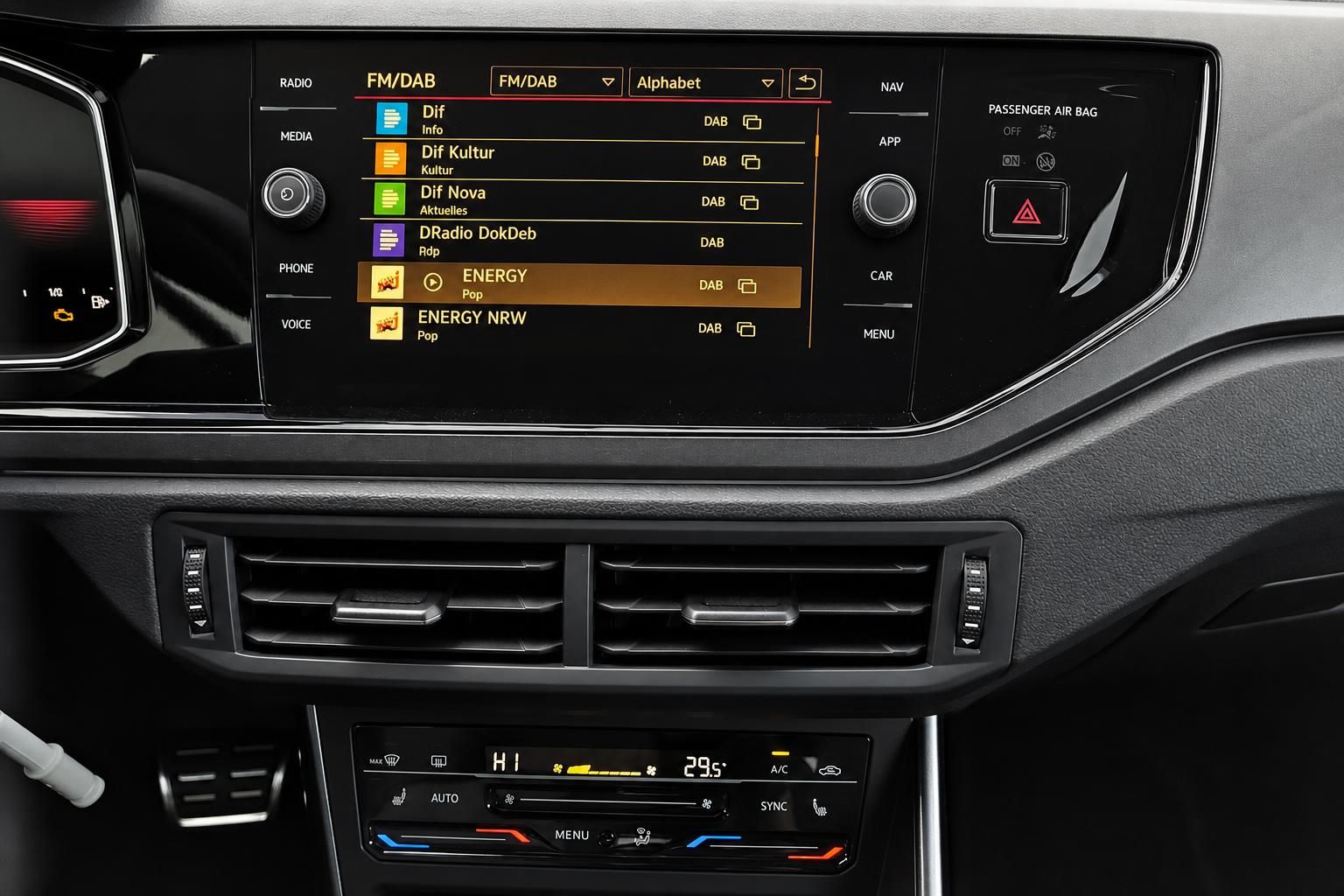 Infotainment-Display und Klimabedienung im VW Cockpit mit DAB-Radio