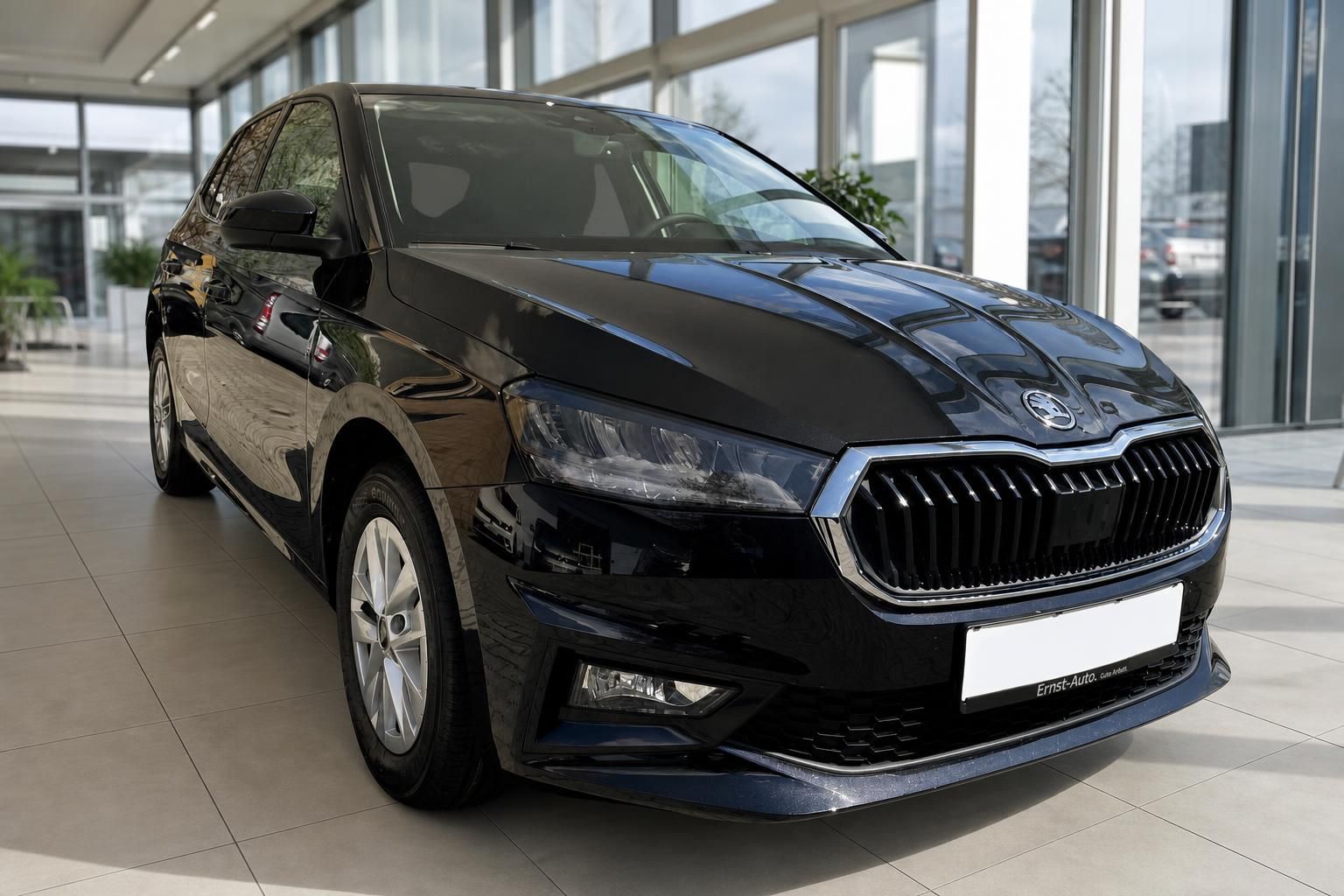 Schwarzer Skoda SUV Frontansicht in Hangar - Kompakter Geländewagen mit verdecktem Kennzeichen