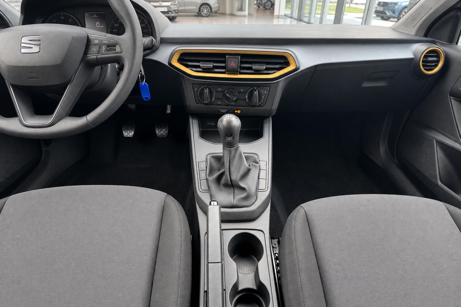 SEAT Ibiza Innenraum – Cockpit mit Lenkrad, Schaltknauf, Mittelkonsole und Klimaanlage