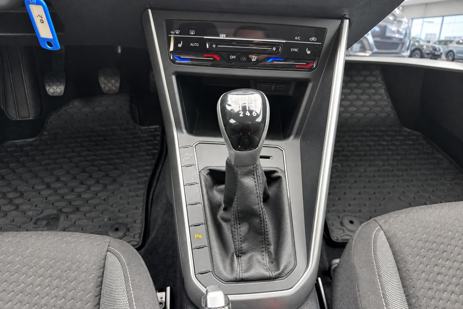 VW Innenraum Mittelkonsole mit Schaltknauf und Klimabedienung – gepflegter Zustand