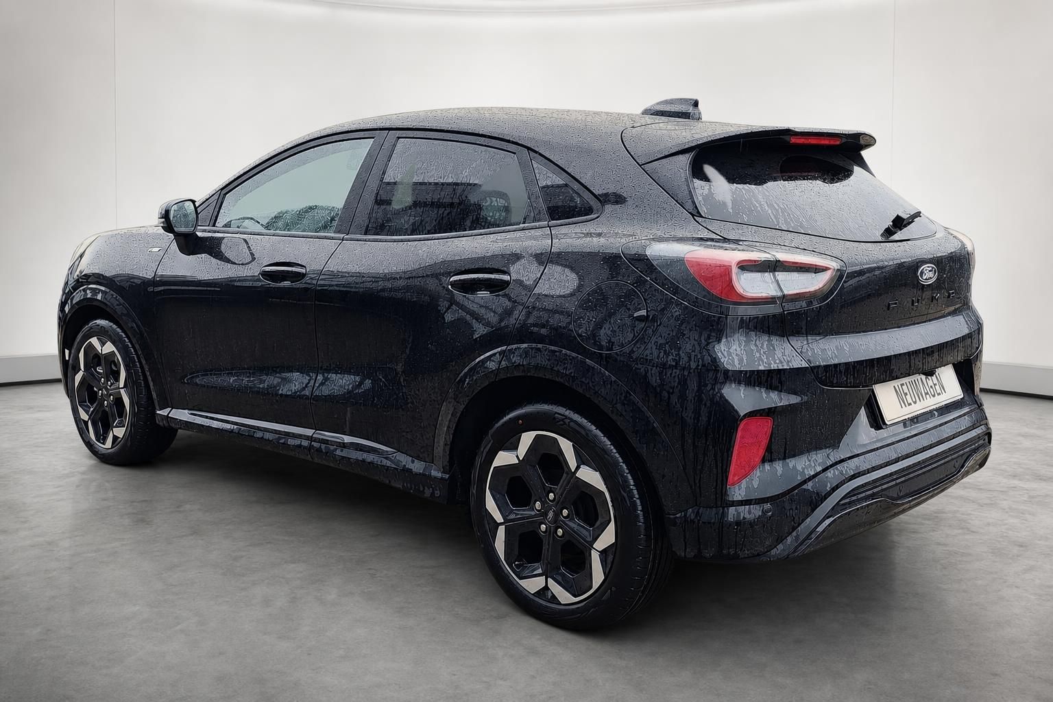 Ford Puma schwarz Heckansicht Neuwagen im Autohaus
