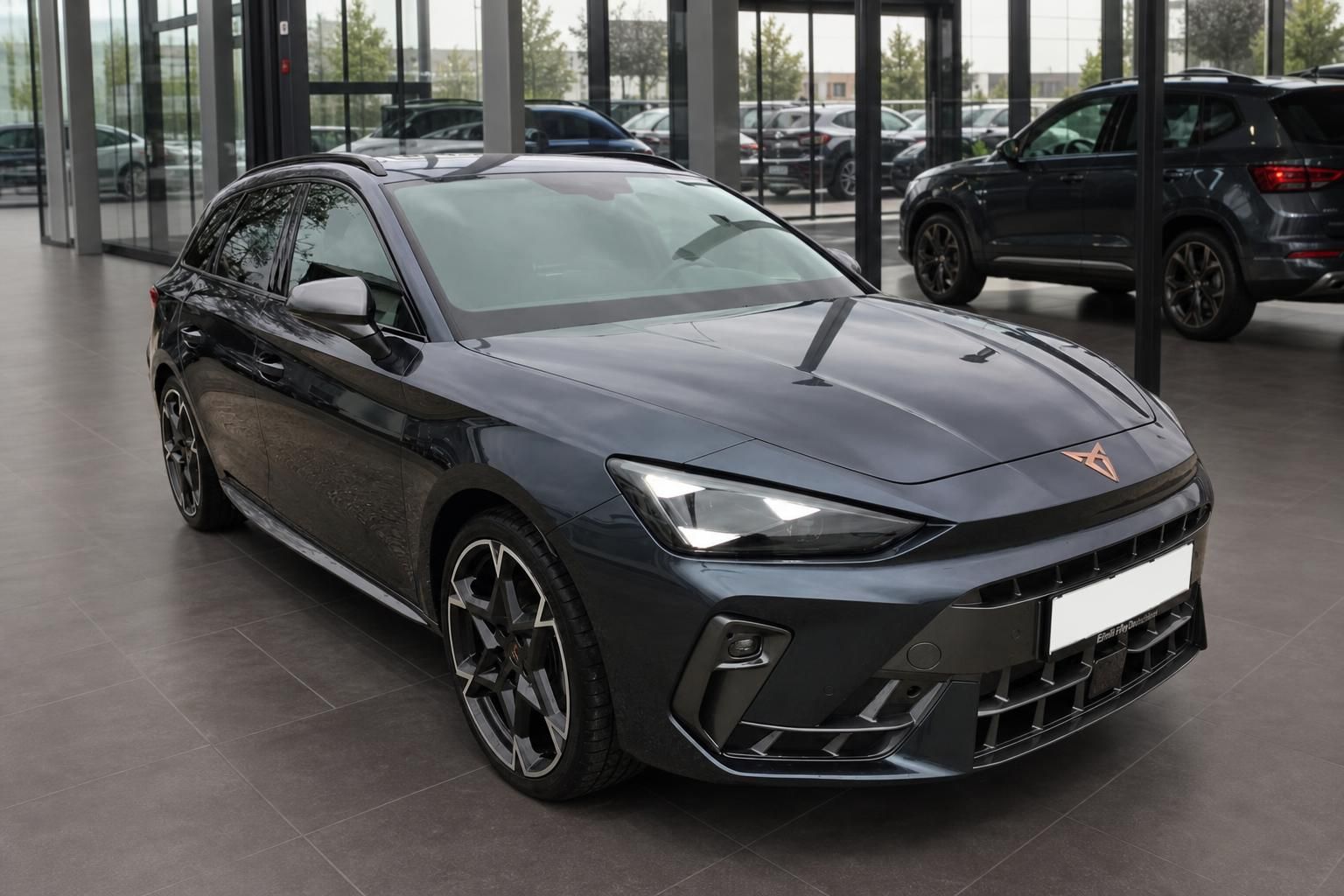 CUPRA Leon Sportstourer grau metallic Frontansicht im Autohaus Showroom