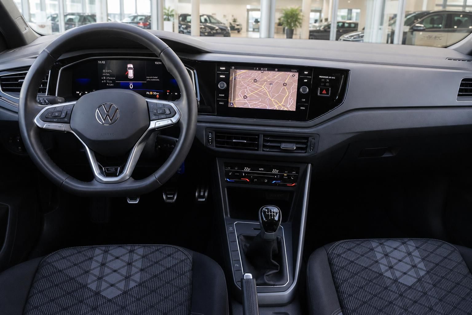 VW Volkswagen Innenraum Cockpit mit Lenkrad, Navigationssystem und Schaltgetriebe