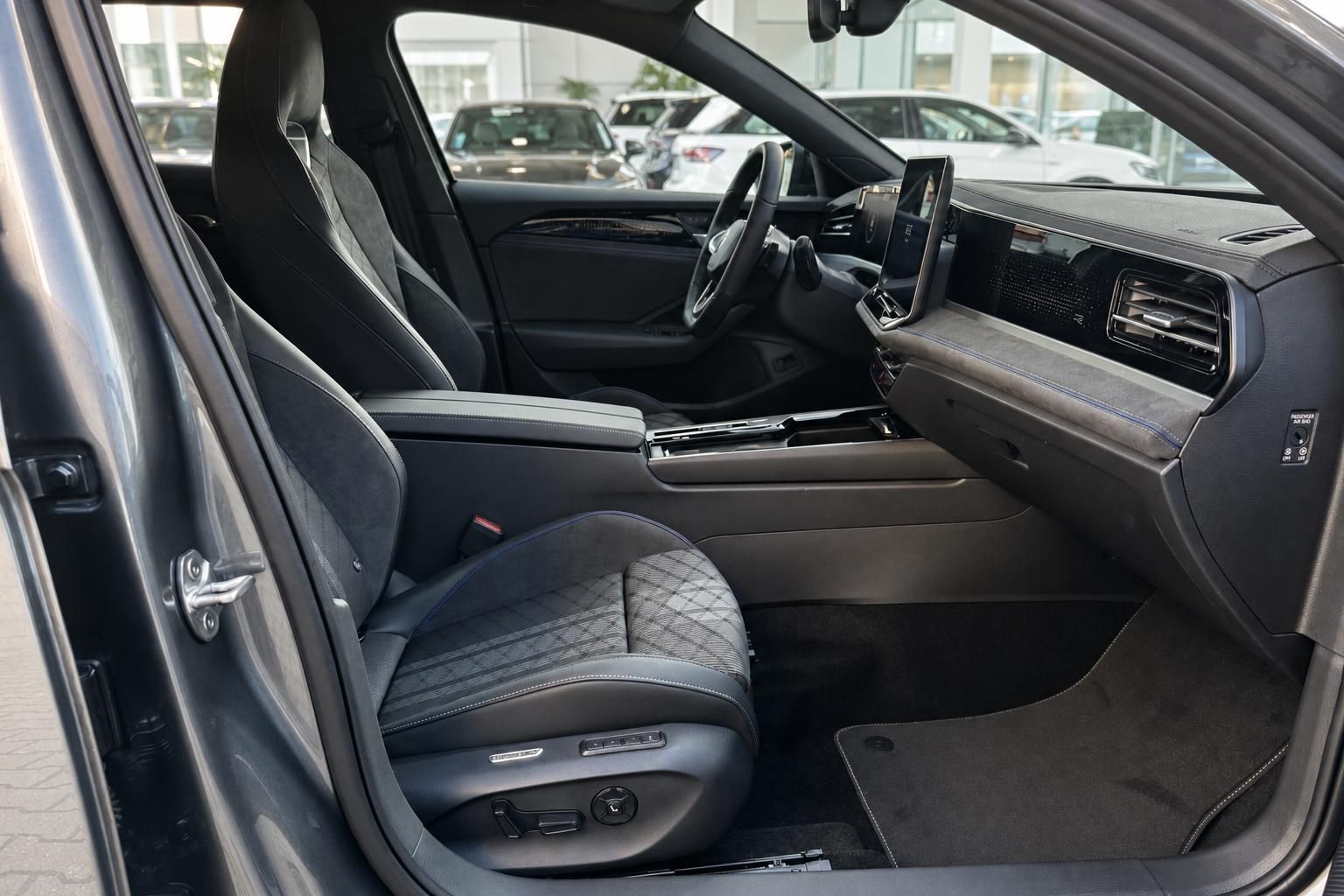 Fahrzeug Innenraum mit schwarzen Ledersitzen, Mittelkonsole und digitalem Cockpit – sportliche Ausstattung
