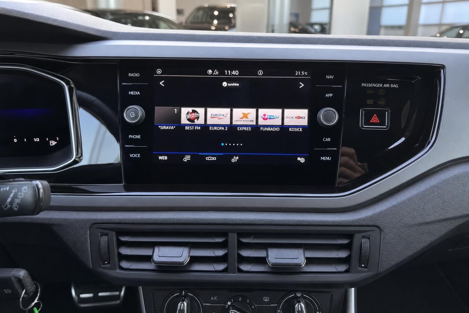 VW Innenraum Infotainment-Display mit Radio- und Medienmenü, Armaturenbrett und Klimabedienung