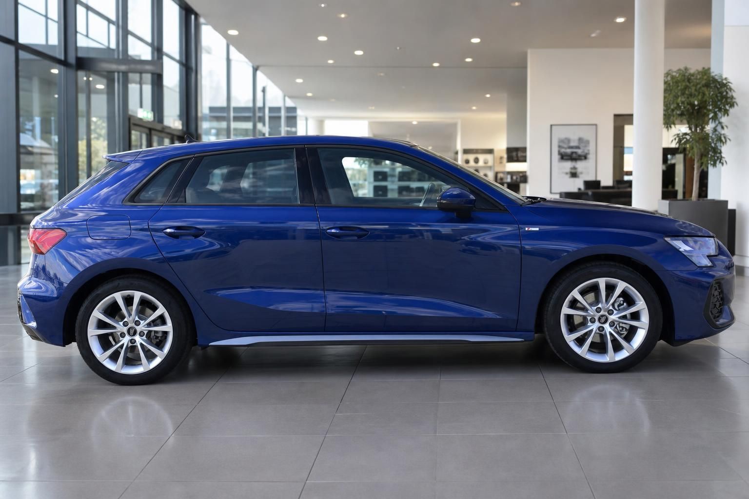 Audi A3 Sportback blau Seitenansicht im Autohaus – gepflegter Kompaktwagen mit Sportfelgen
