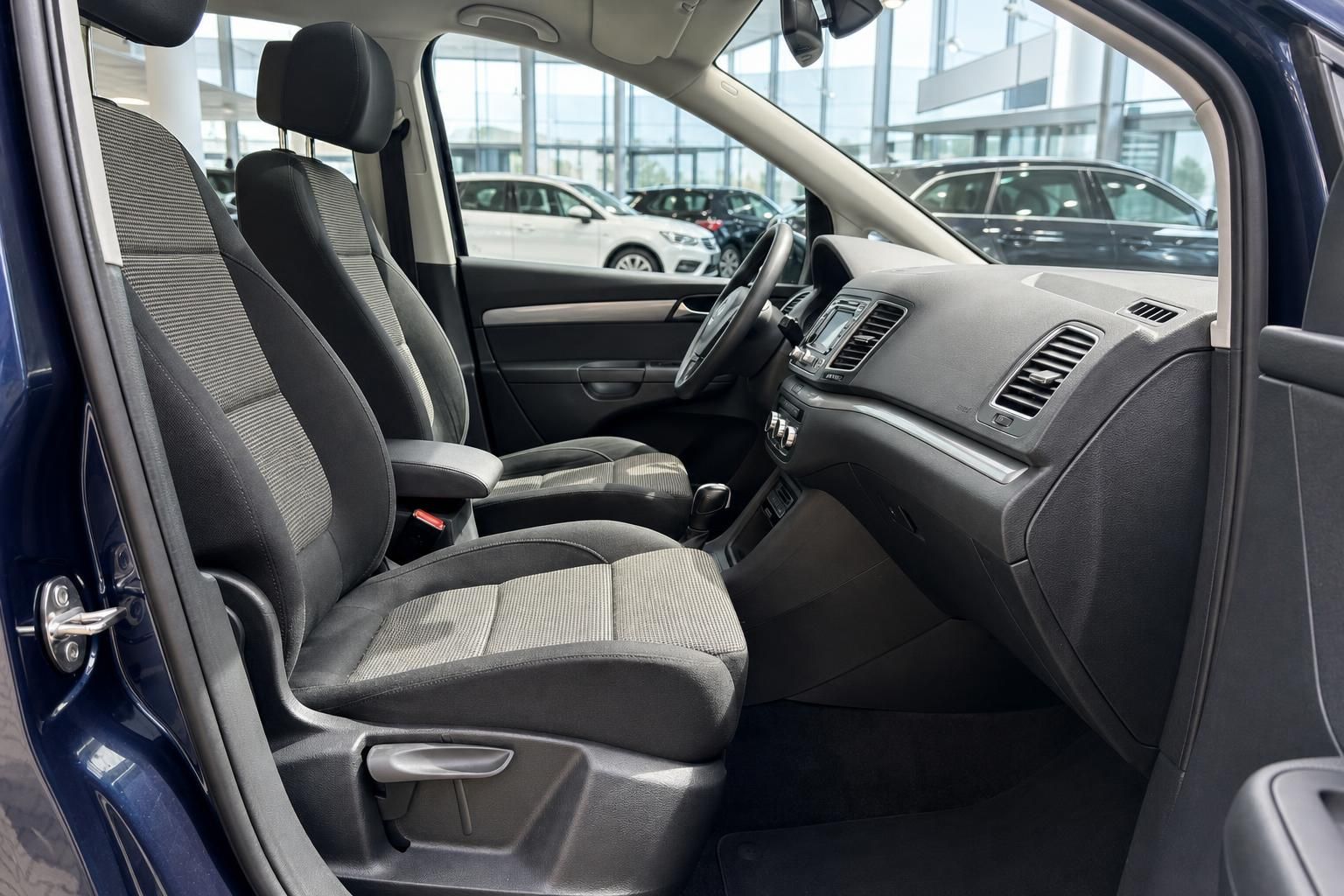 VW Sharan Innenraum Vordersitze schwarz Stoff Armaturenbrett Cockpit Autohaus