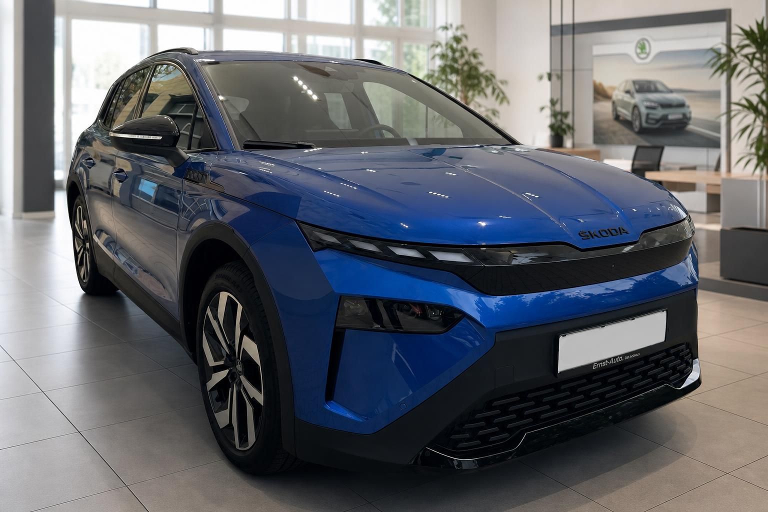 Skoda SUV in Blau Frontansicht im Autohaus – modernes Elektrofahrzeug mit markanter Frontpartie