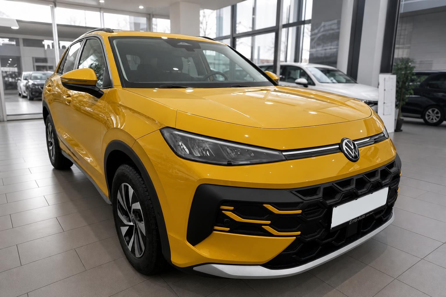 Volkswagen Tiguan SUV in Gelb Frontansicht im Autohaus – modernes Design mit markanter Frontschürze