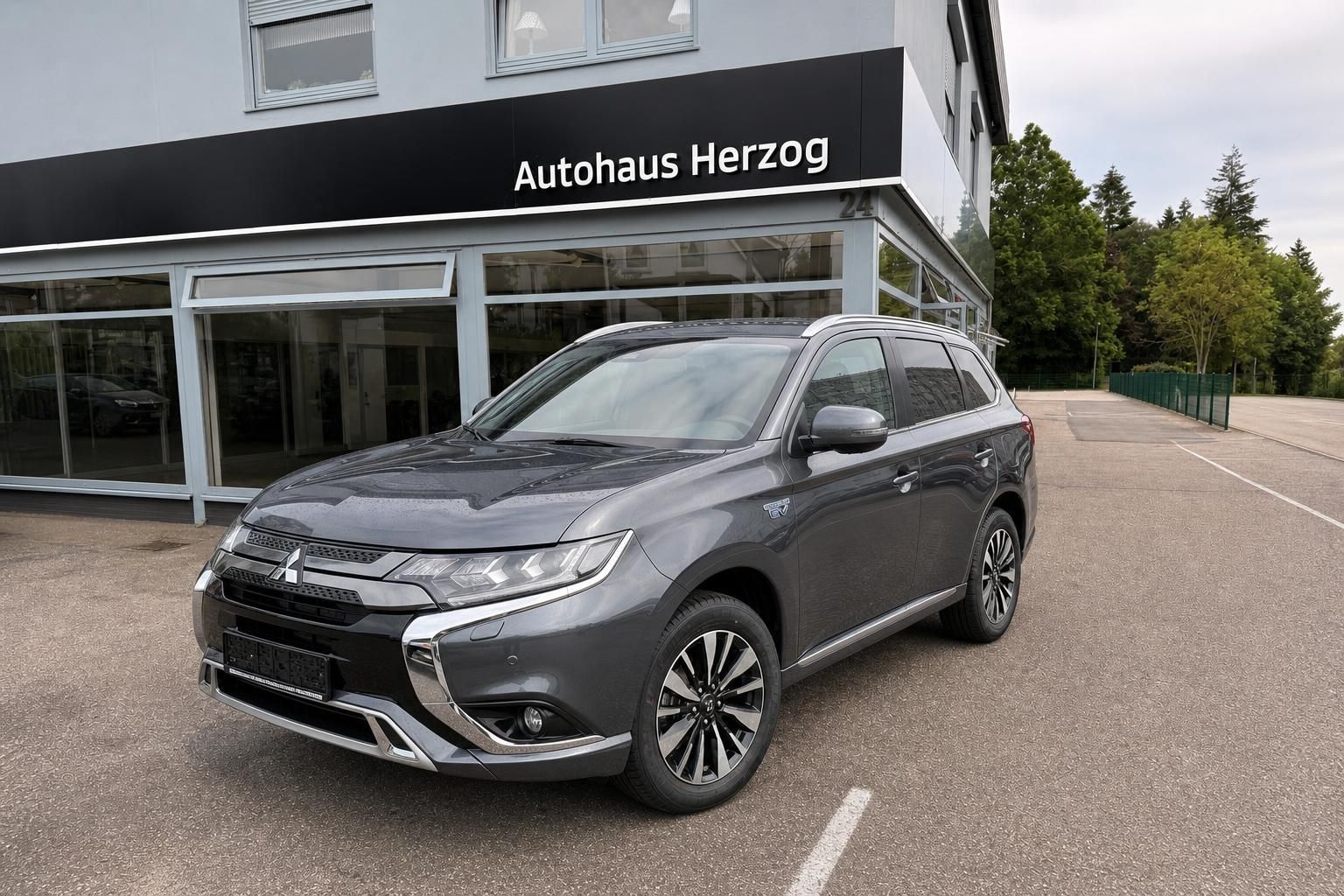 Mitsubishi Outlander PHEV grau metallic vor Autohaus Herzog geparkt