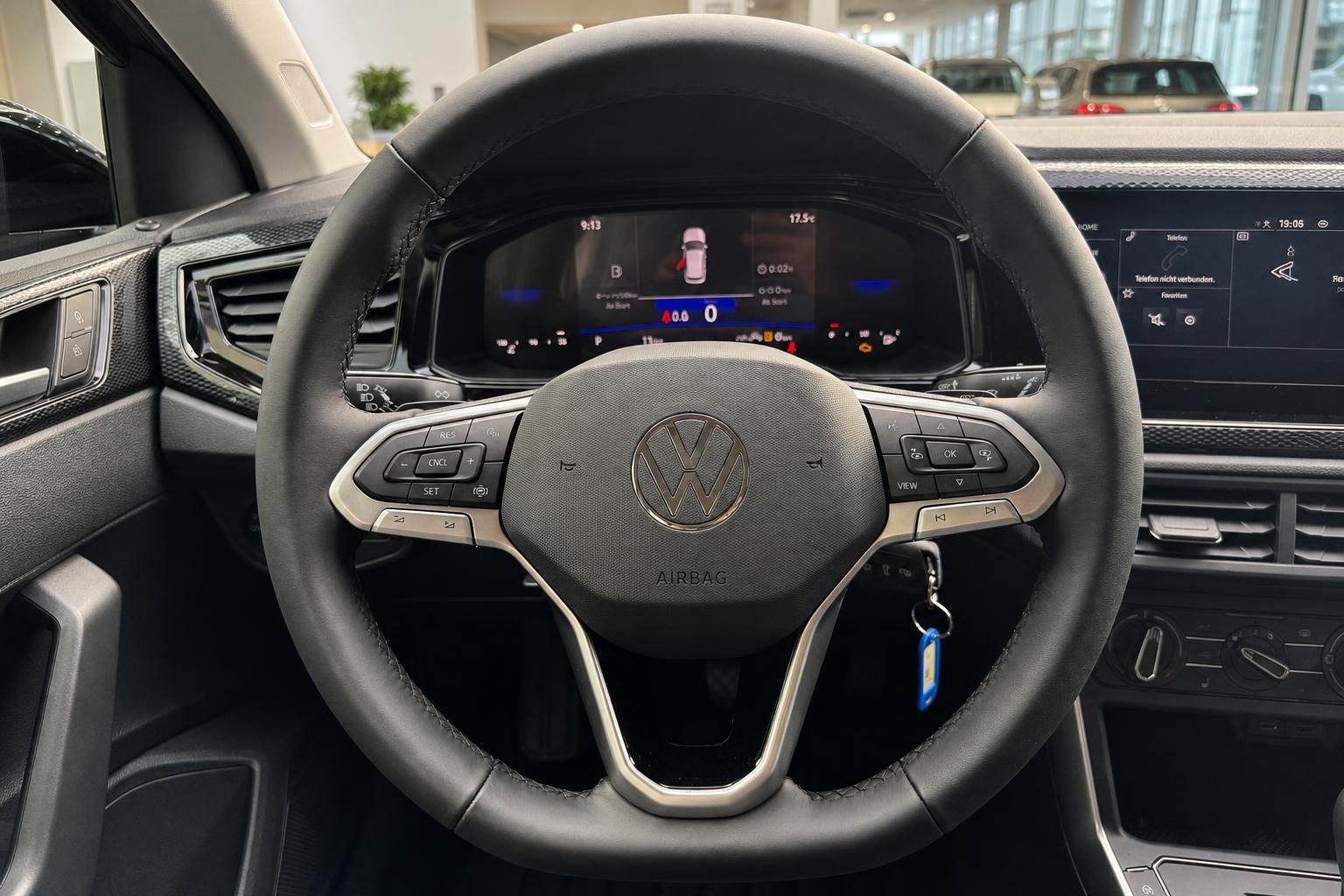VW Volkswagen Innenraum Lenkrad mit Multifunktionstasten, digitales Cockpit und Infotainment-Display