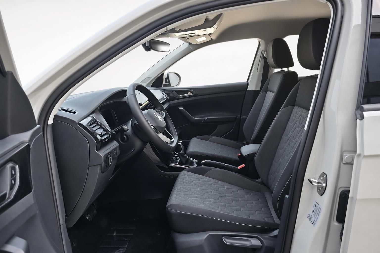 Innenraum VW mit schwarzen Sportsitzen und Lenkrad, Frontansicht Fahrerseite