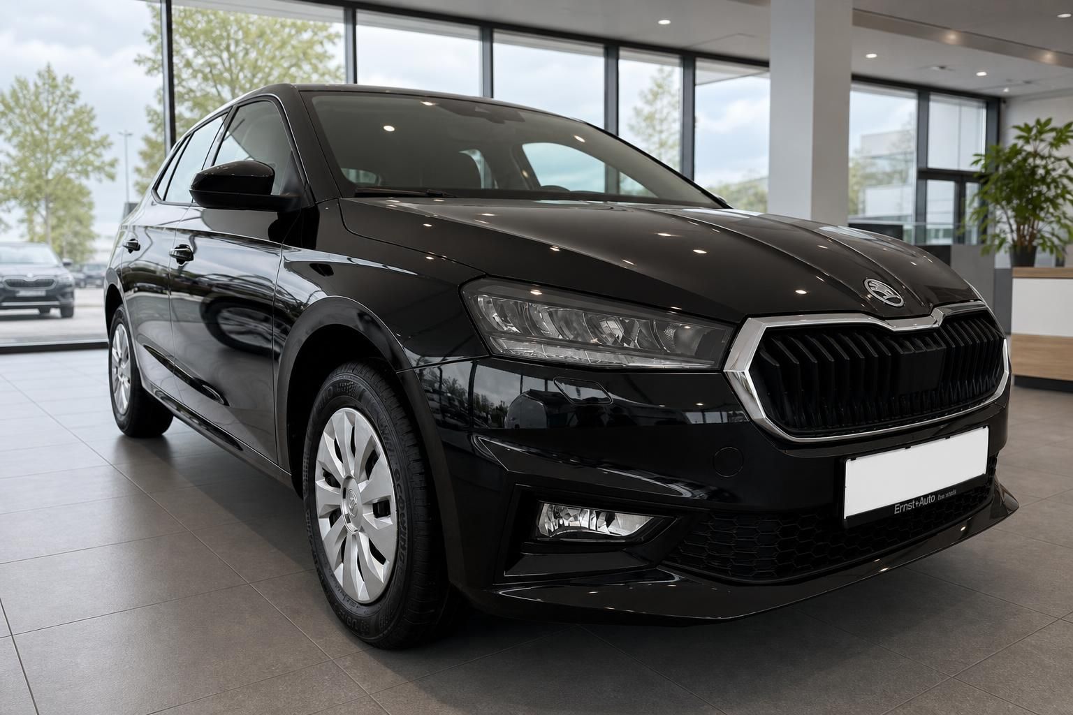 Škoda Fabia schwarz Frontansicht im Autohaus – gepflegter Kompaktwagen in schwarzer Lackierung