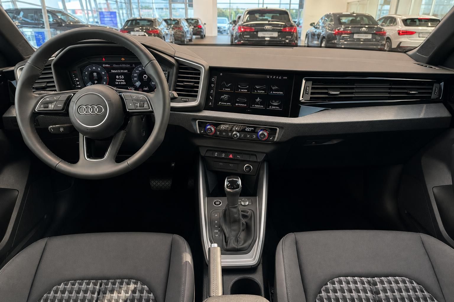 Audi Innenraum mit Lenkrad, digitalem Cockpit, Touchscreen-Infotainment und Schaltgetriebe