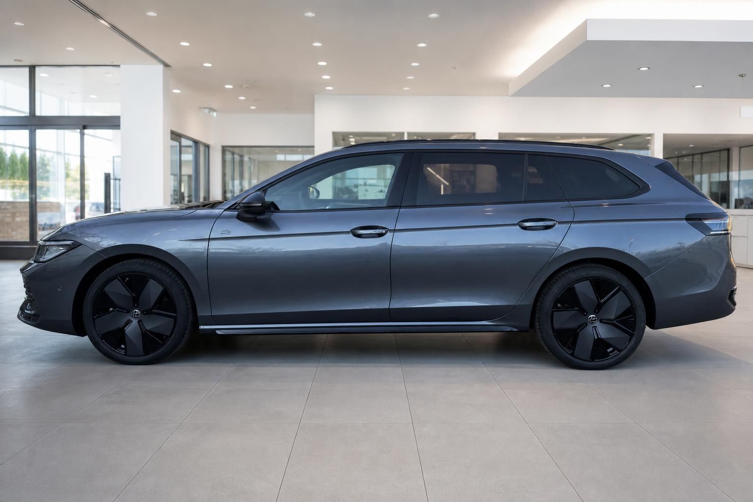 VW Passat Variant grau metallic Seitenansicht im Autohaus – Kombi mit schwarzen Leichtmetallfelgen