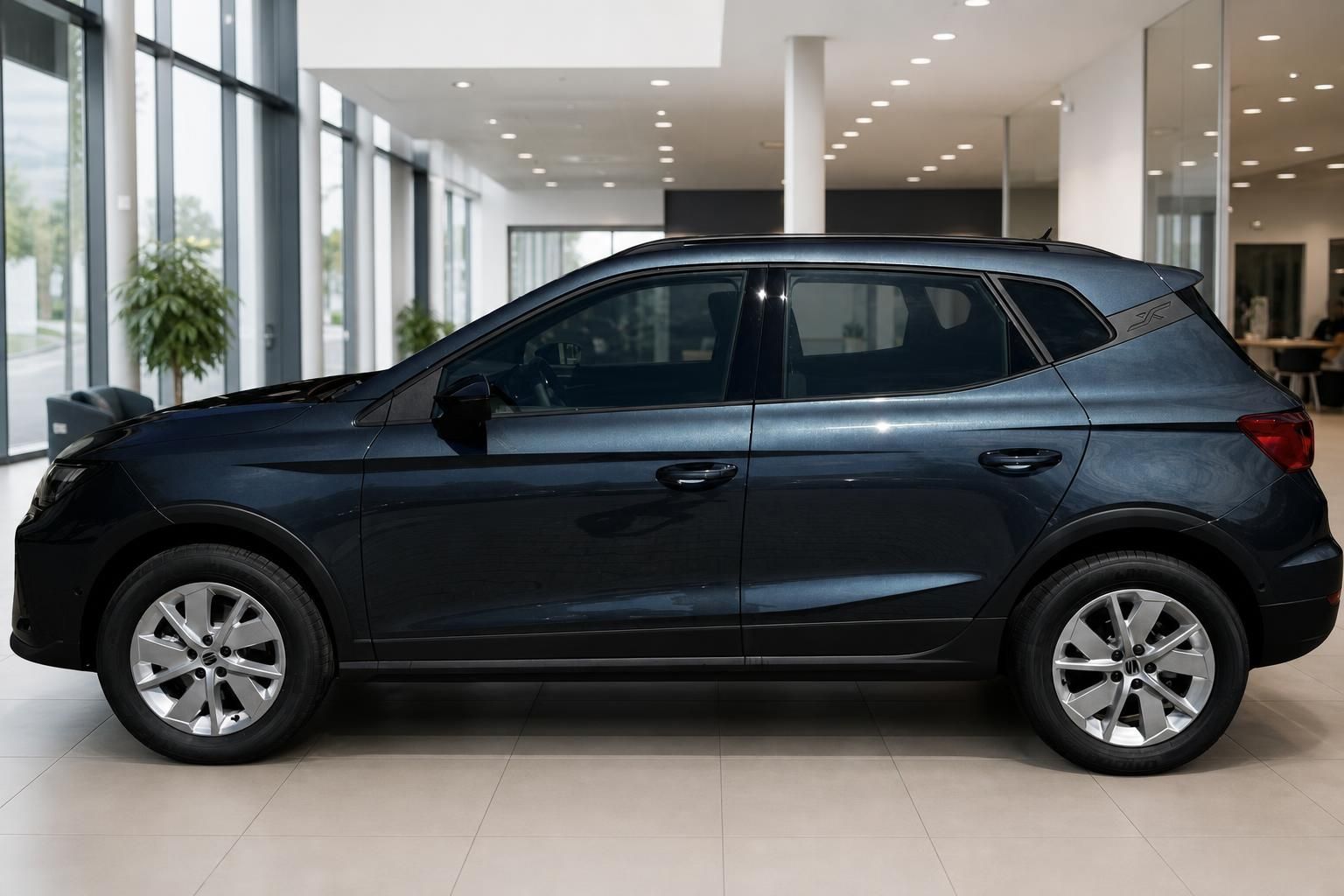 SEAT Arona SUV in Dunkelblau metallic – Seitenansicht im Autohaus Showroom