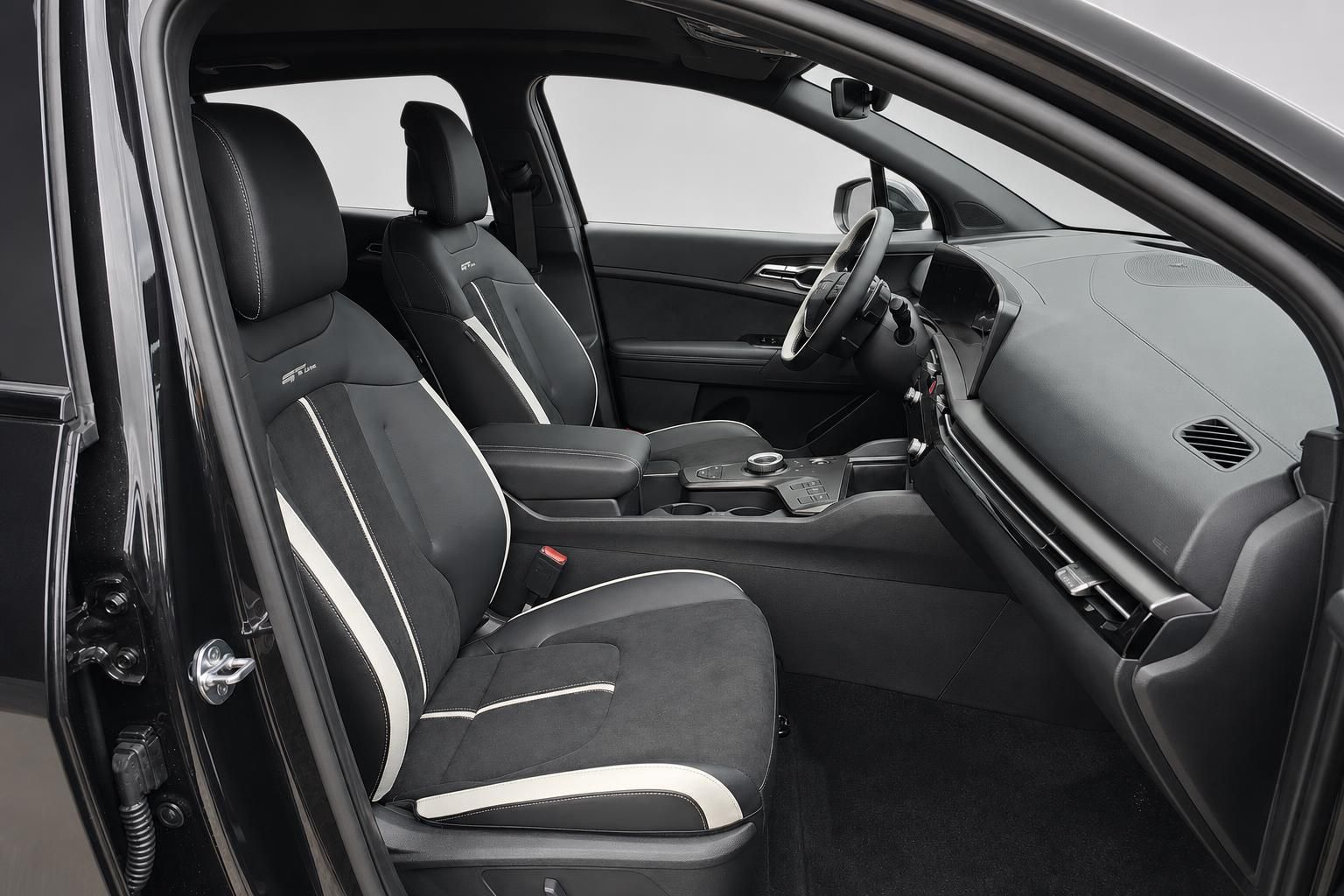Innenraum eines Kia mit schwarzen Sportsitzen und GT Line Ausstattung
