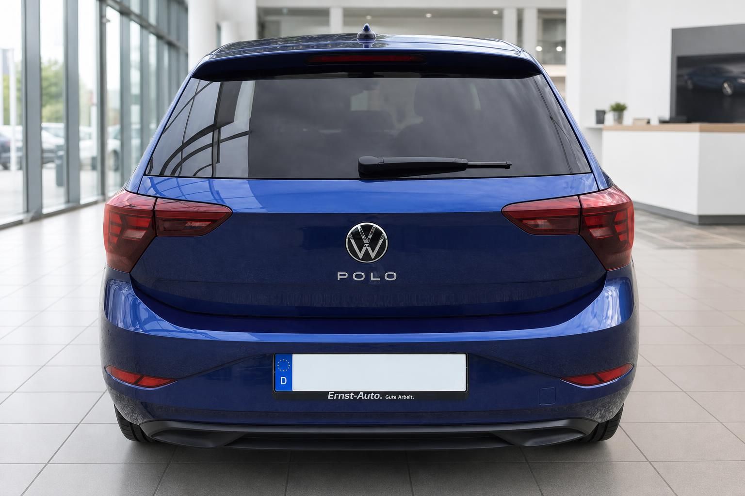 VW Polo Heckansicht in Blau metallic im Autohaus – Volkswagen Polo Gebrauchtwagen