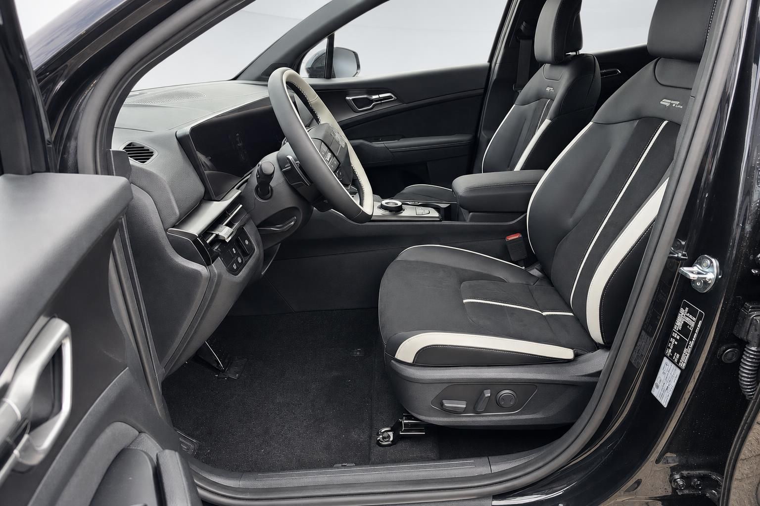 Innenraum eines schwarzen SUV mit GT-Line Sportsitzen und Lederausstattung