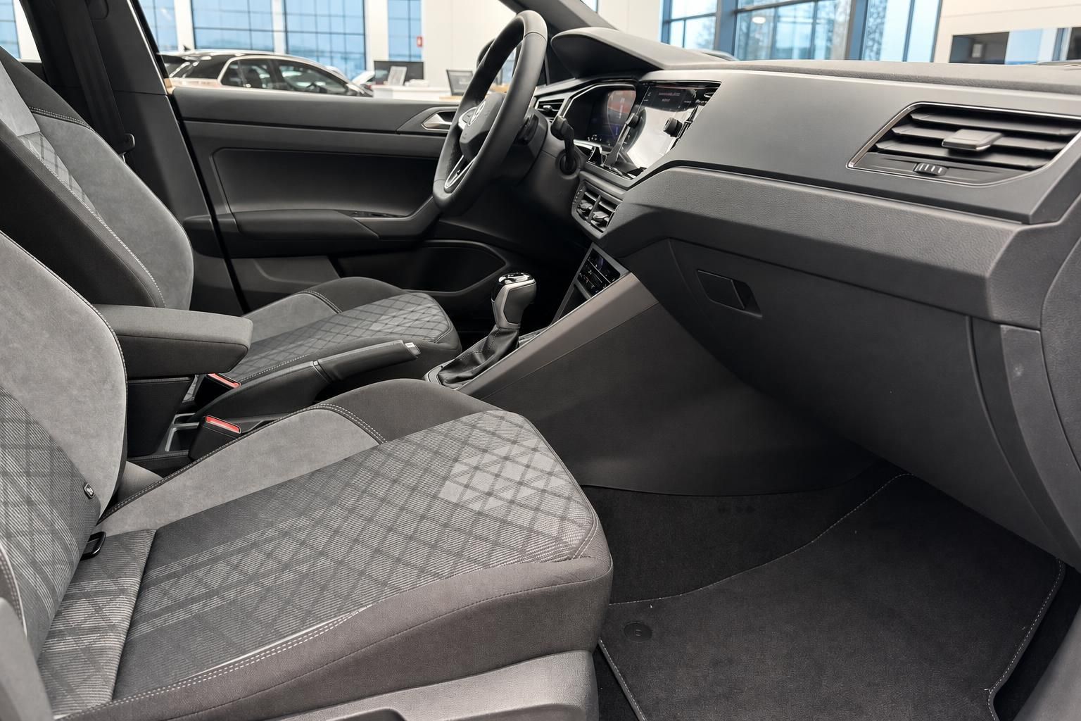 Volkswagen Innenraum mit Alcantara-Sitzen, Mittelkonsole und Touchscreen-Infotainment