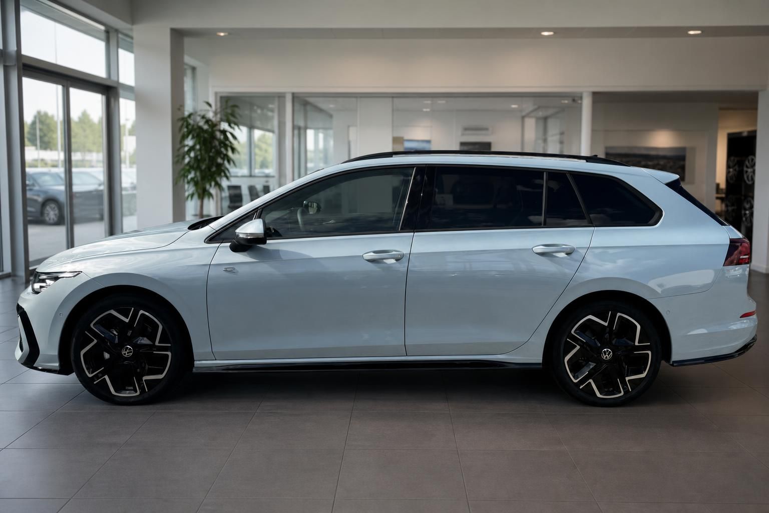 VW Golf Variant R-Line weiss Seitenansicht im Autohaus Showroom