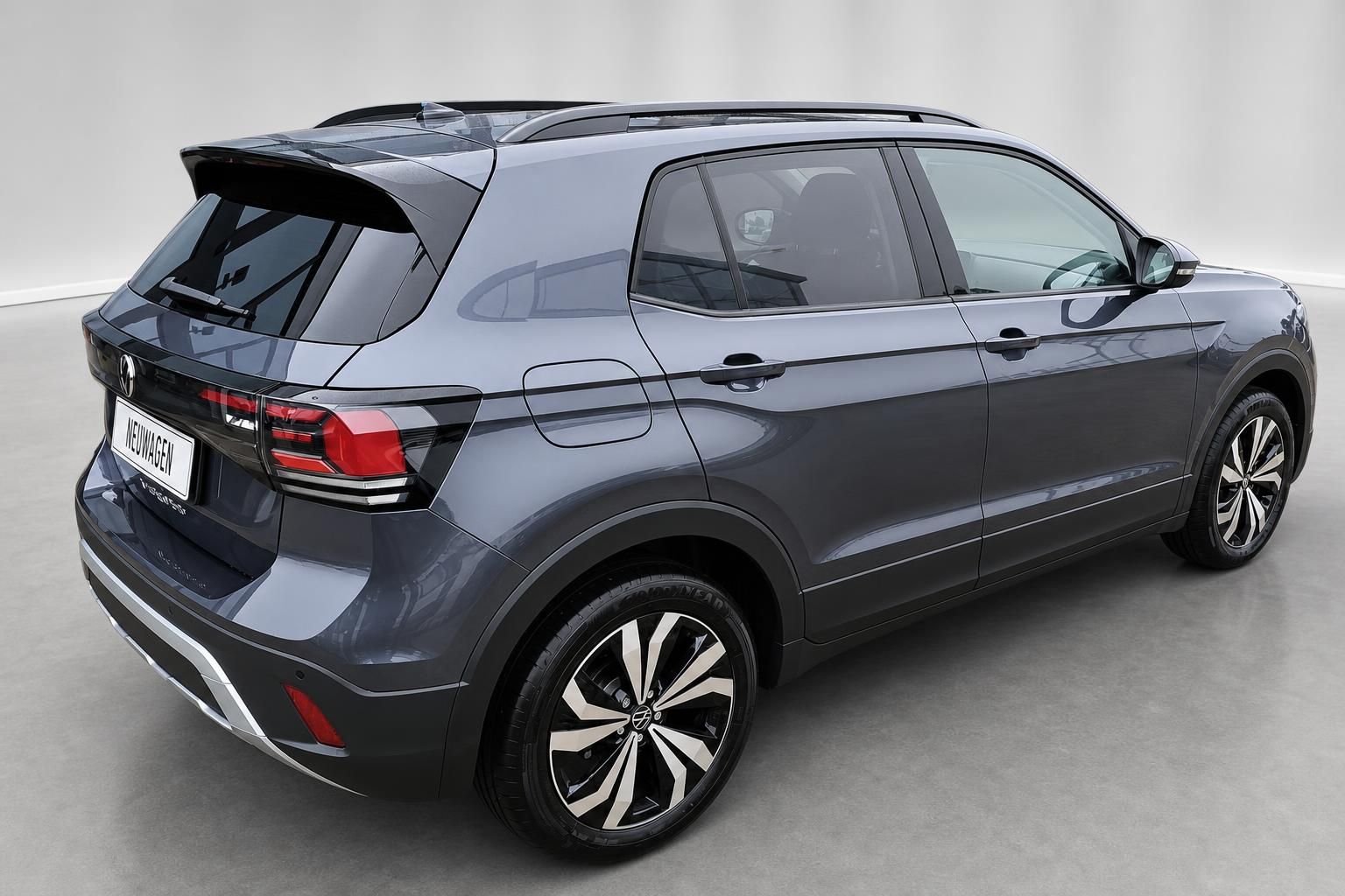 VW T-Cross in Grau, Heckansicht schräg, Neuwagen im Showroom