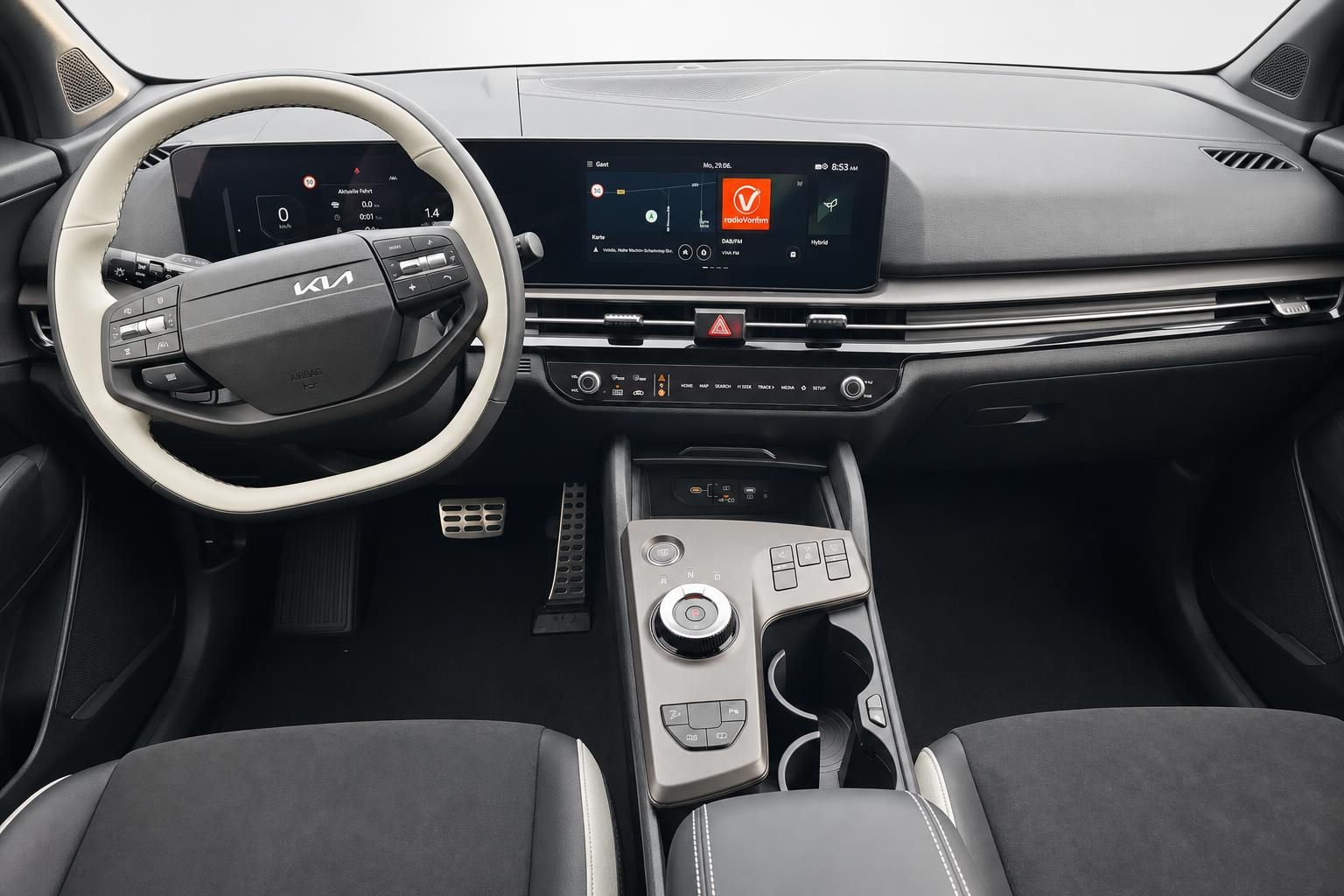 Kia Innenraum Cockpit mit digitalem Display und Lederlenkrad
