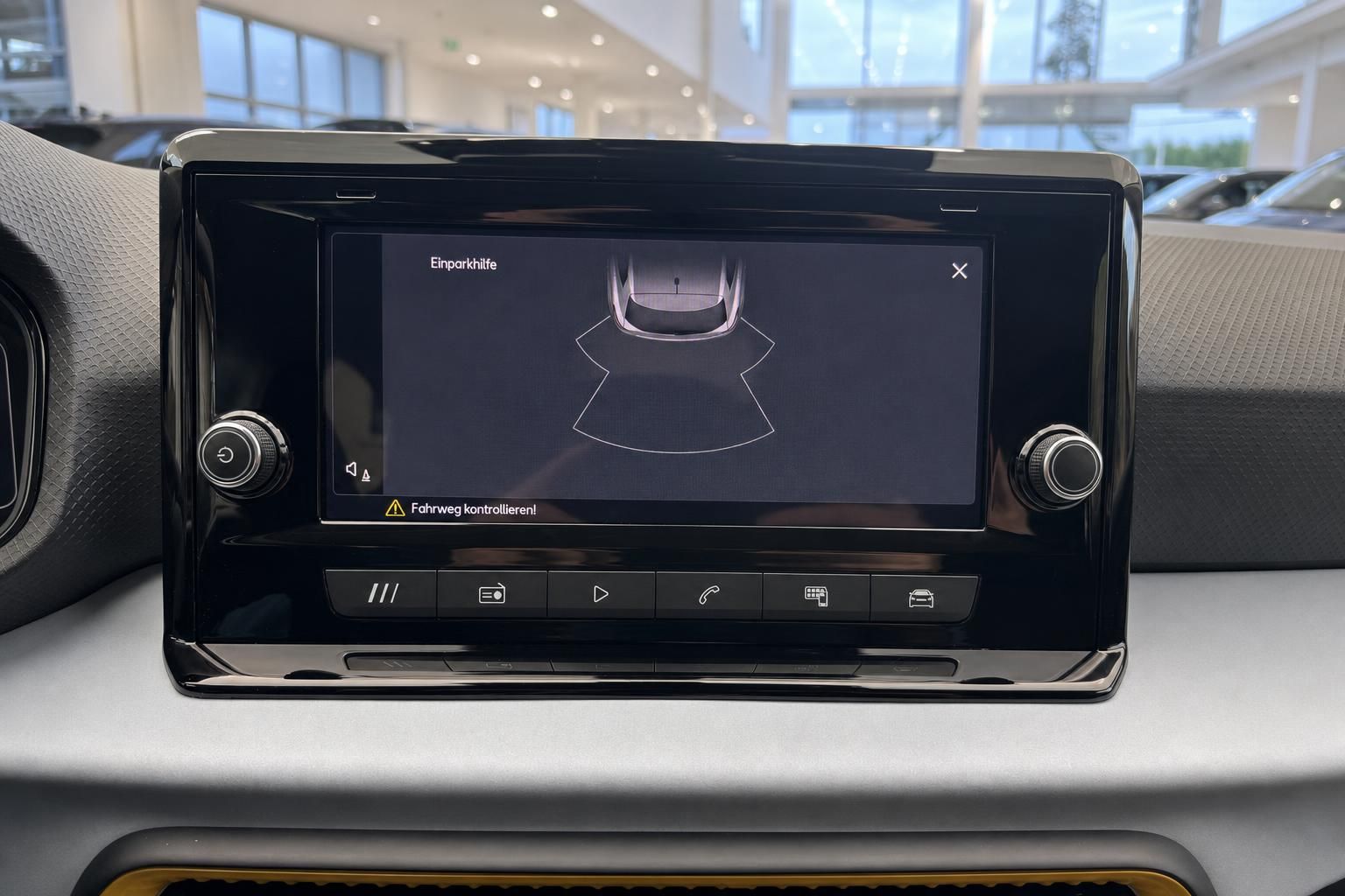 Fahrzeug Infotainment-Display mit Einparkhilfe-Anzeige und Parkassistent im Innenraum