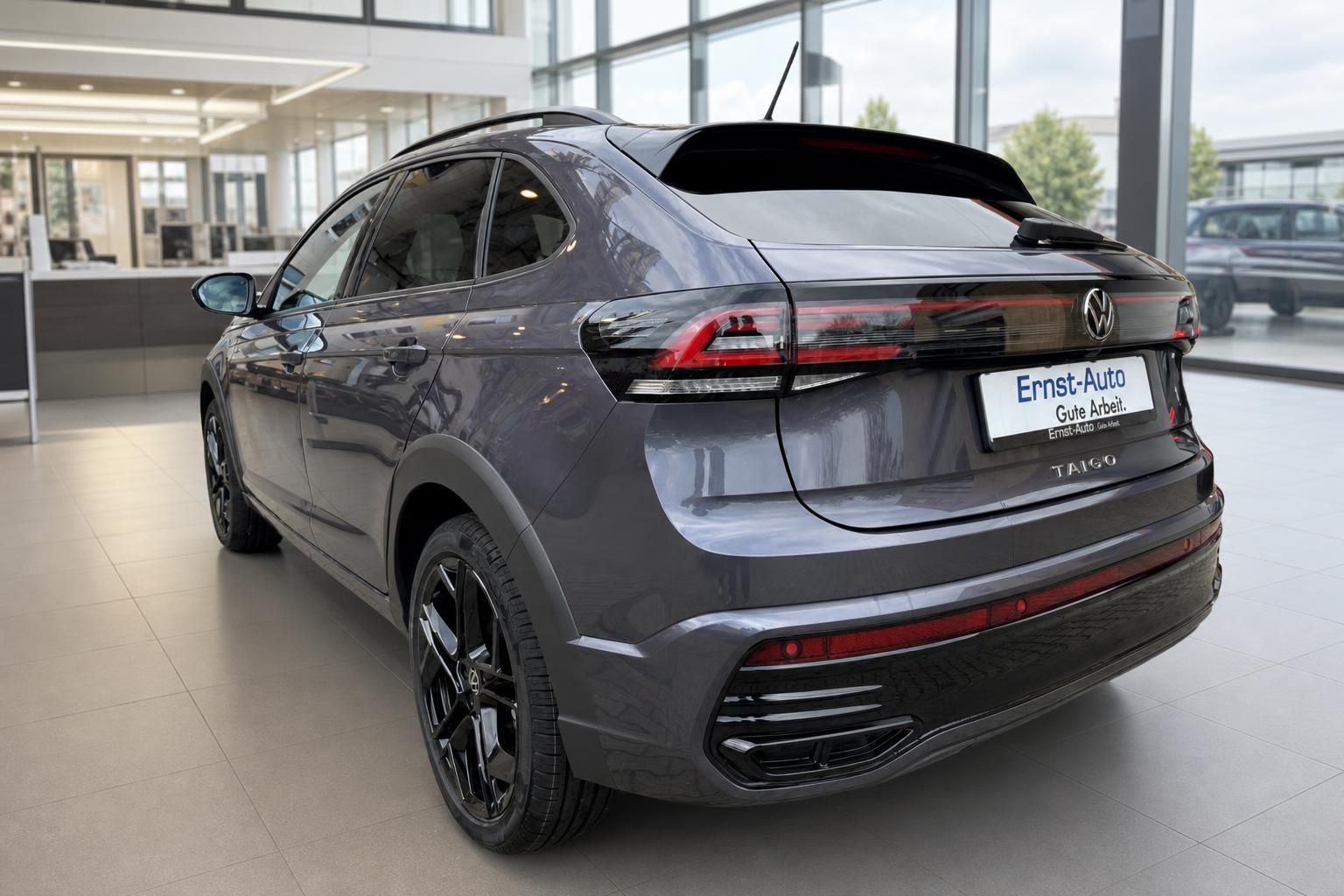 VW Taigo grau Heckansicht im Autohaus – sportliches SUV-Coupé mit schwarzen Felgen