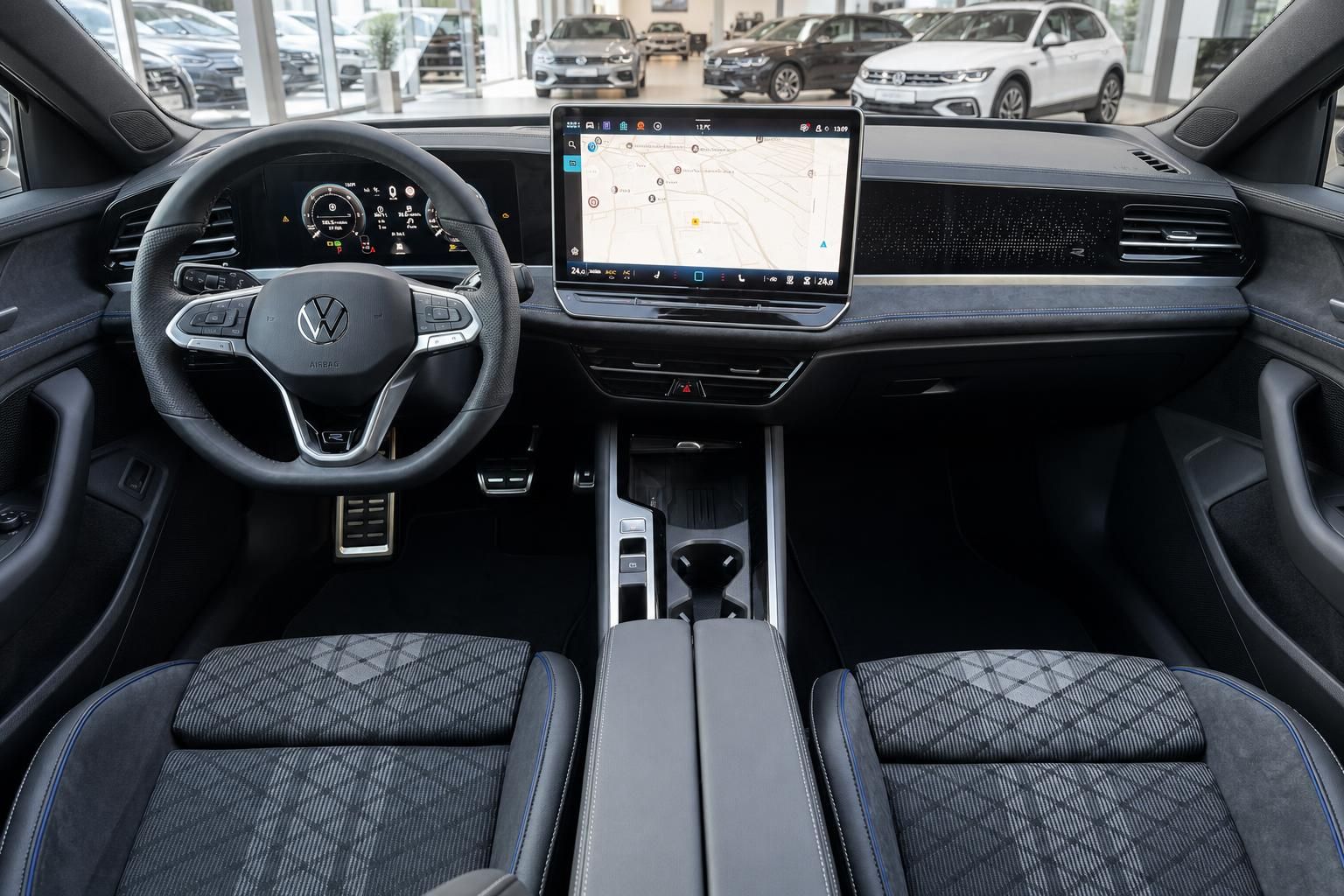 VW Innenraum Cockpit mit Lenkrad, digitalem Tacho und großem Touchscreen-Infotainmentsystem