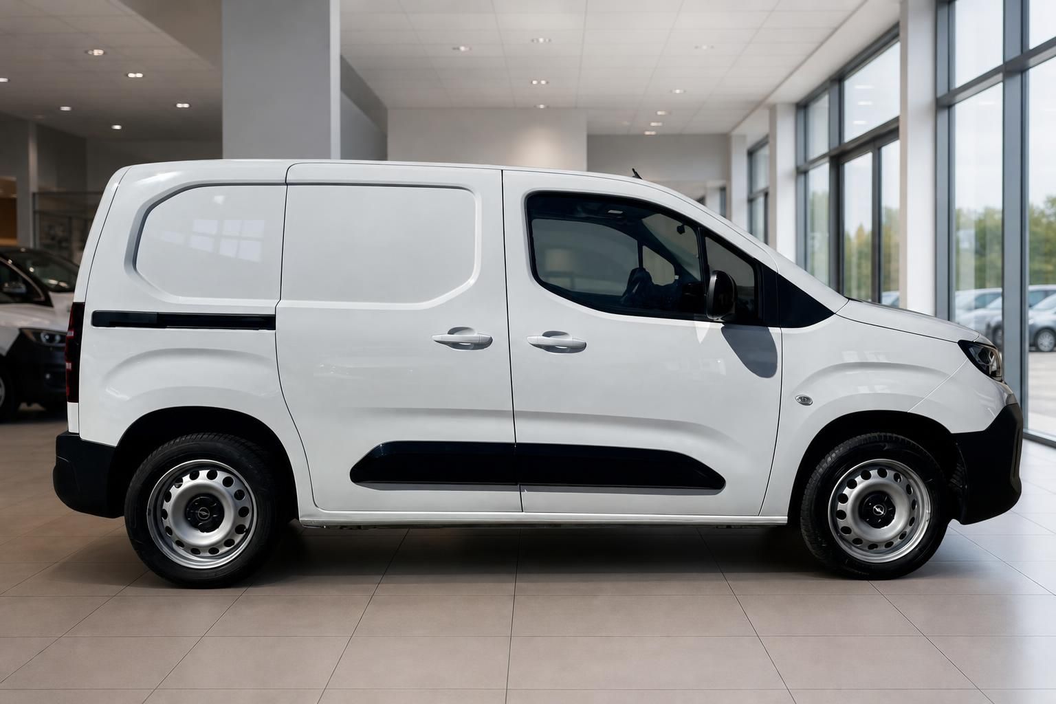 Opel Combo Cargo weißer Kastenwagen Seitenansicht im Autohaus Showroom